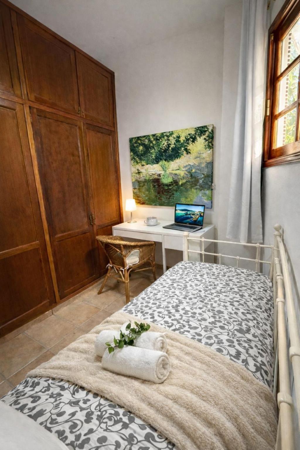 Single Room with Shared Bathroom