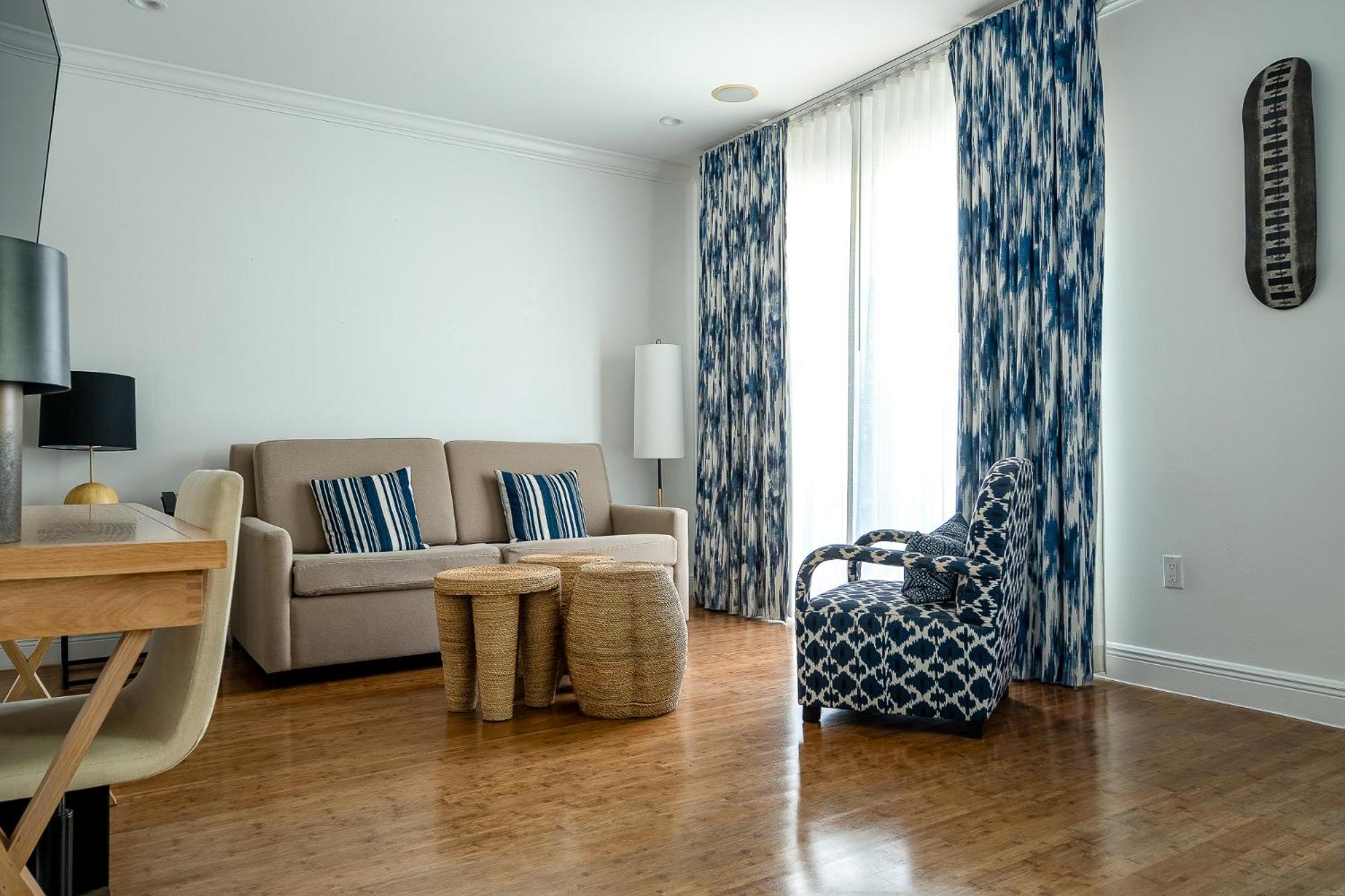 Accessible Junior Suite - King Bed - Photo 3