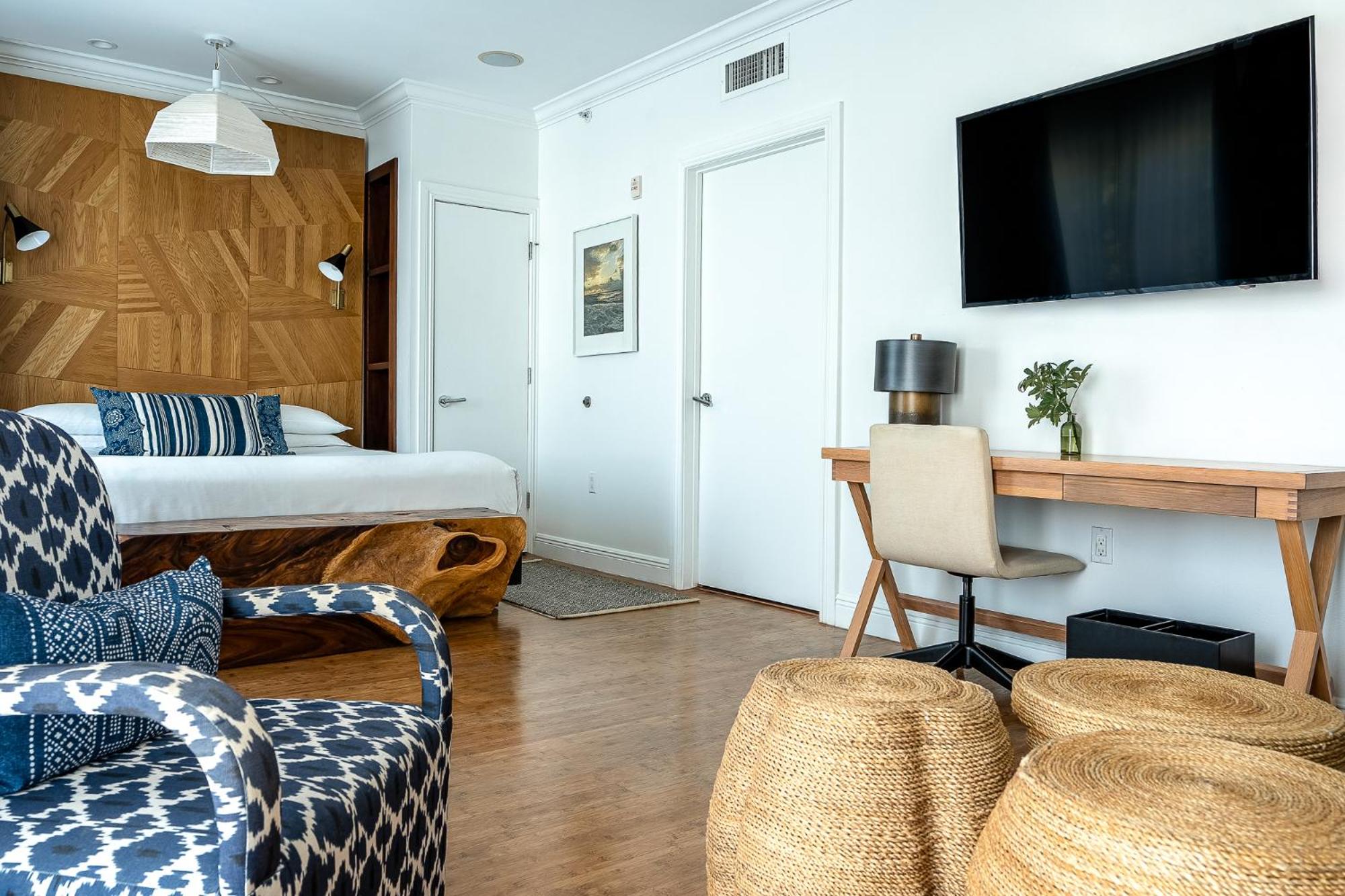 Accessible Junior Suite - King Bed - Photo 1