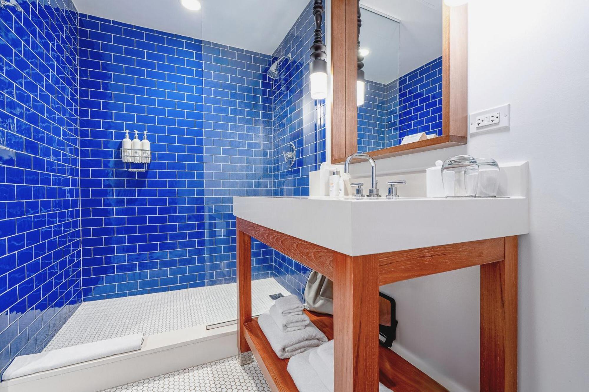 Deluxe Room - King Bed - Photo 1