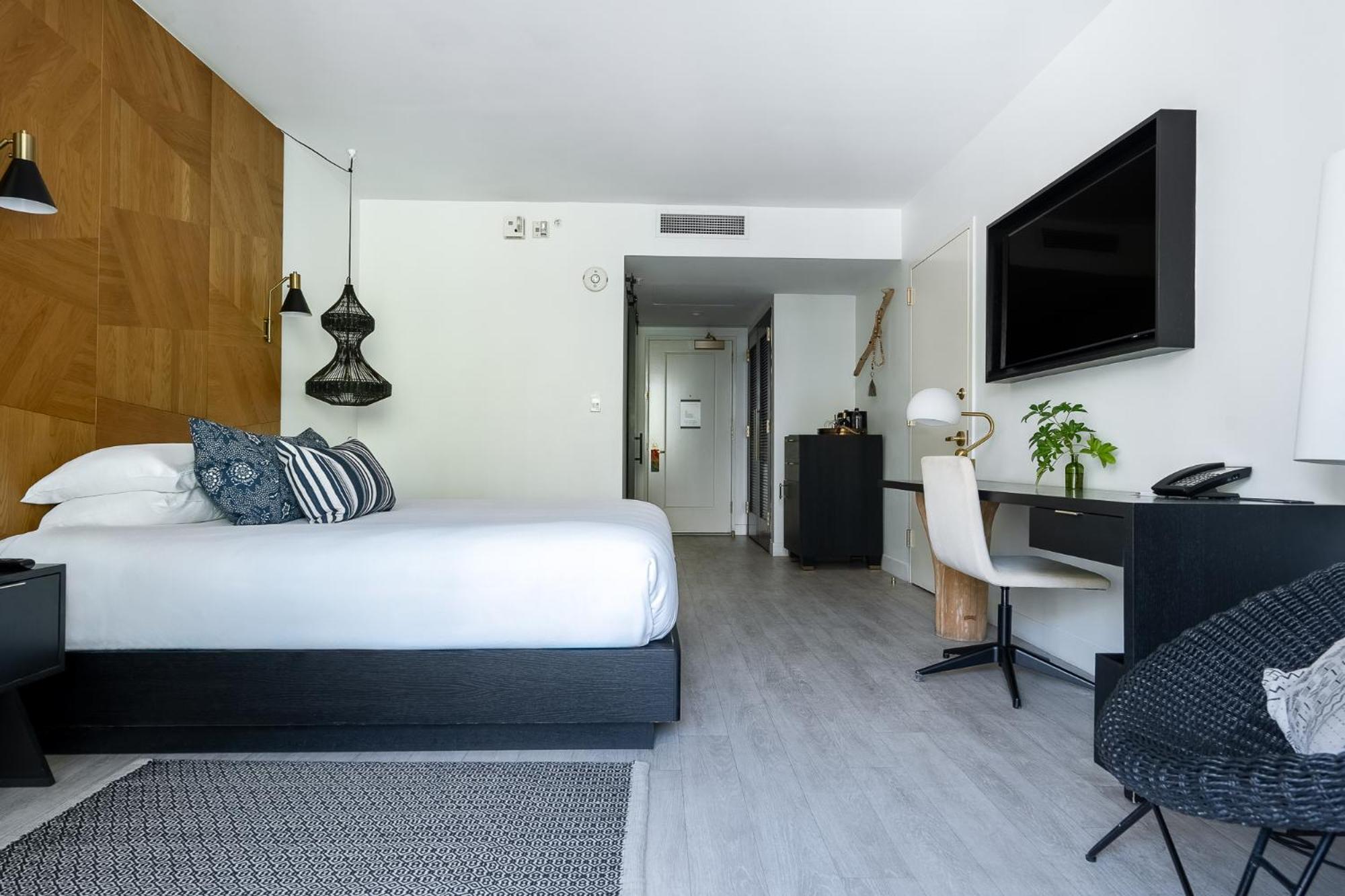 Deluxe Room - King Bed - Photo 3
