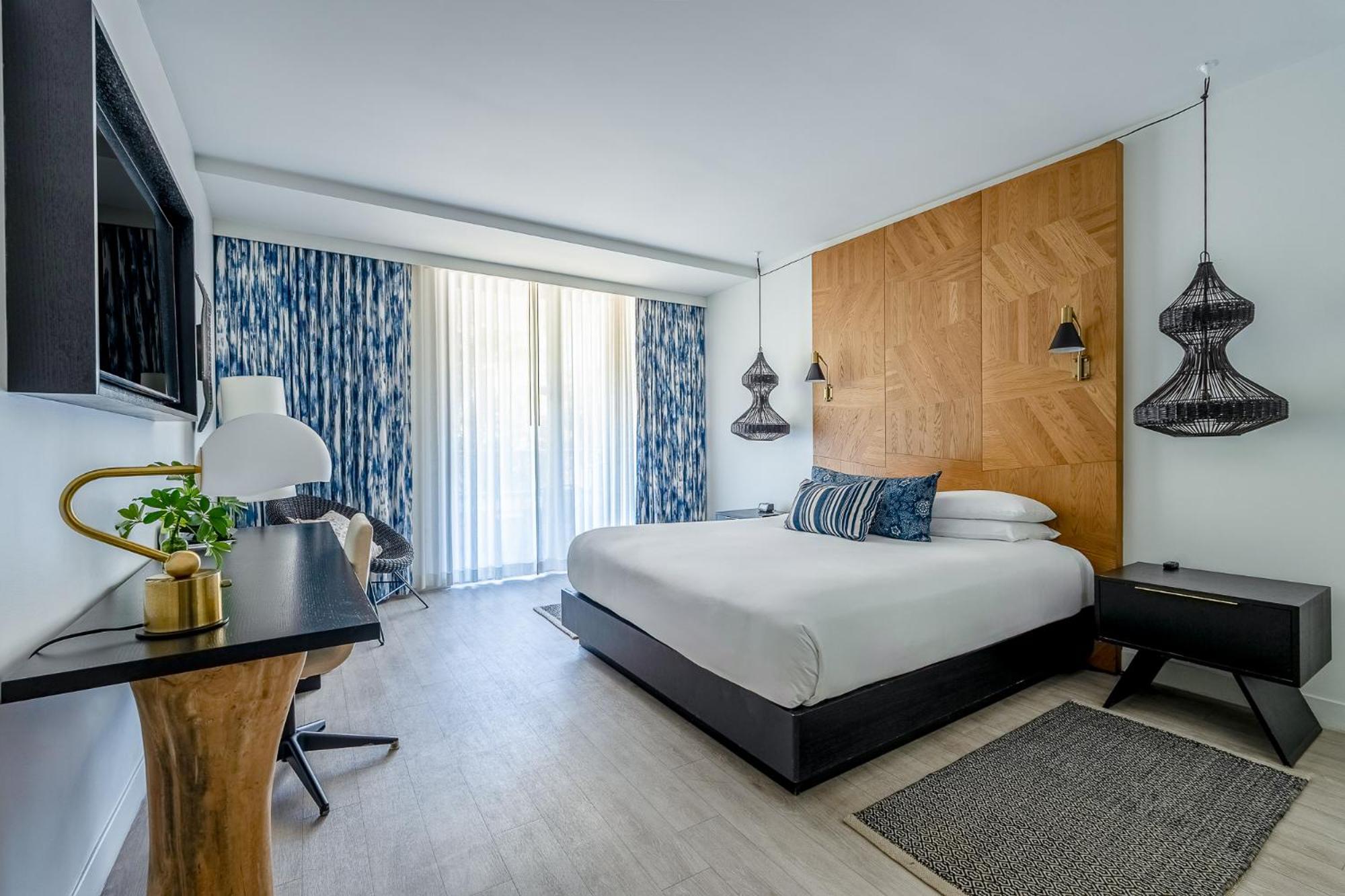 Deluxe Room - King Bed - Photo 2