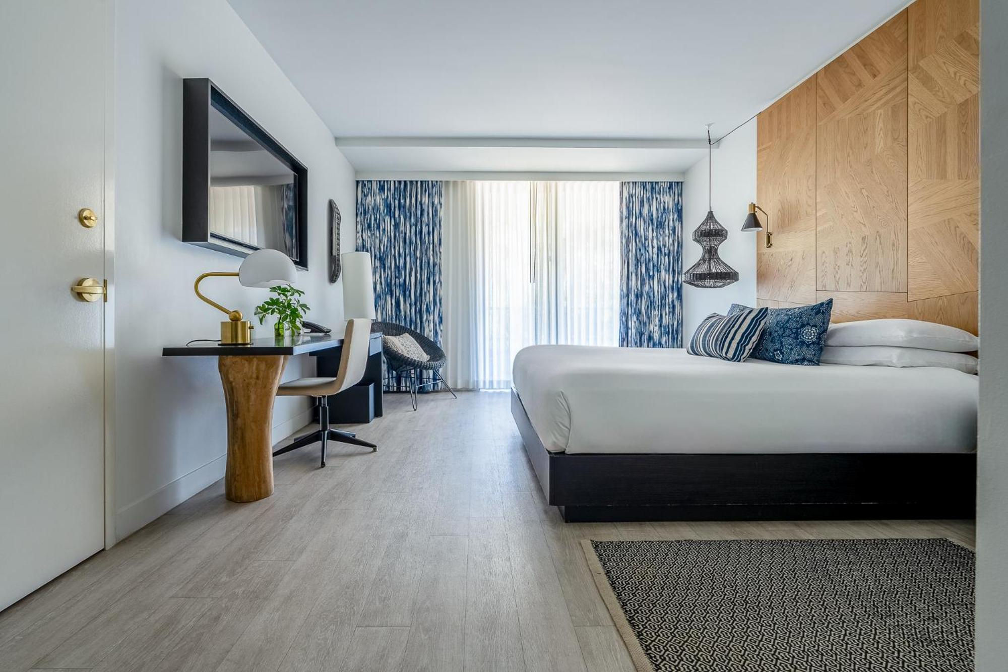Deluxe Room - King Bed - Photo 4