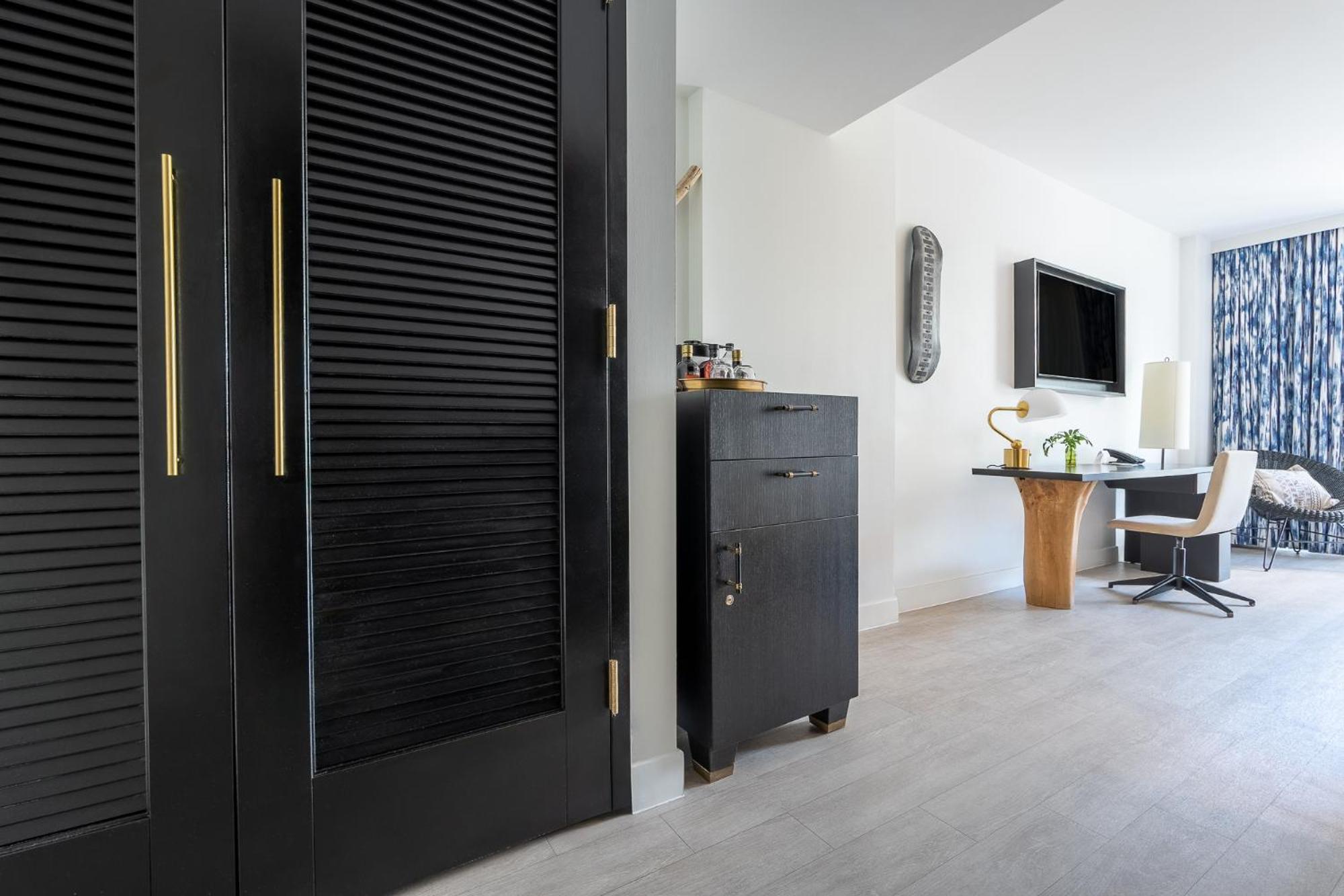 Standard Room - King Bed - Photo 3