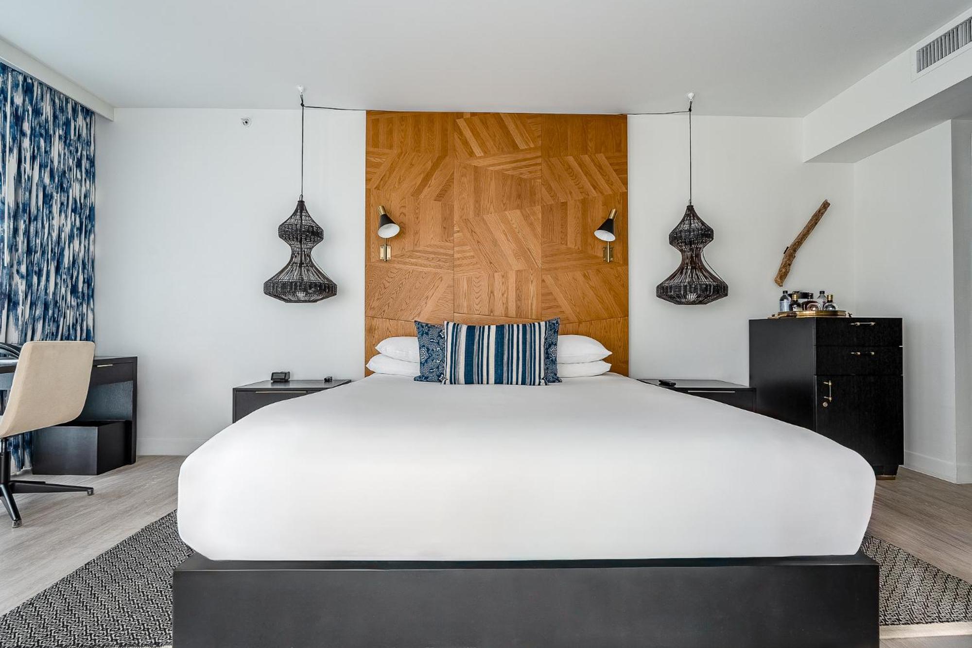 Prestige Corner Room with balcony - King Bed - Photo 4