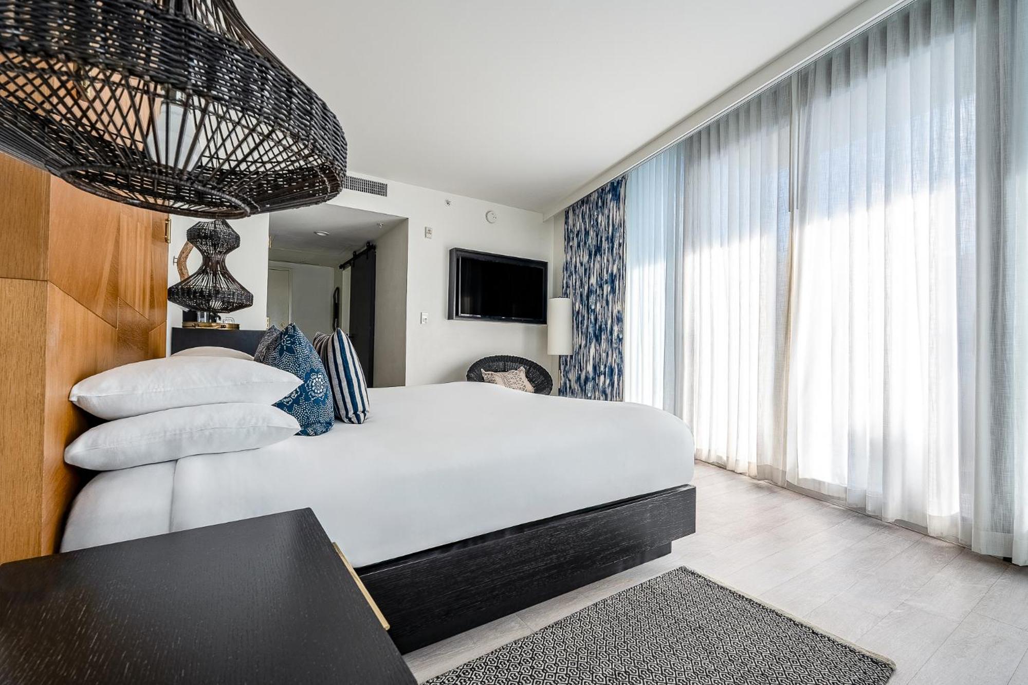 Prestige Corner Room with balcony - King Bed - Photo 1