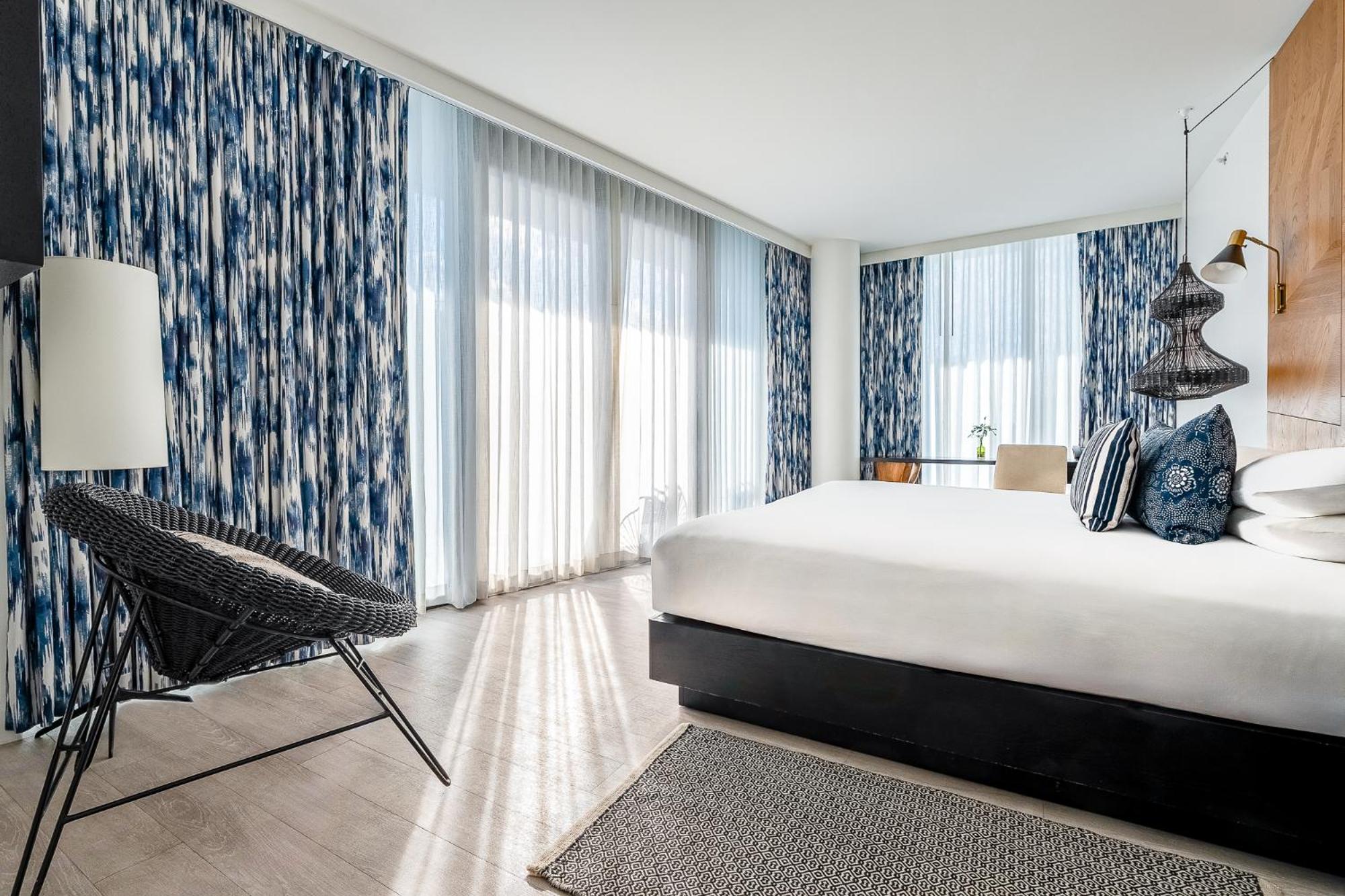Prestige Corner Room with balcony - King Bed - Photo 2