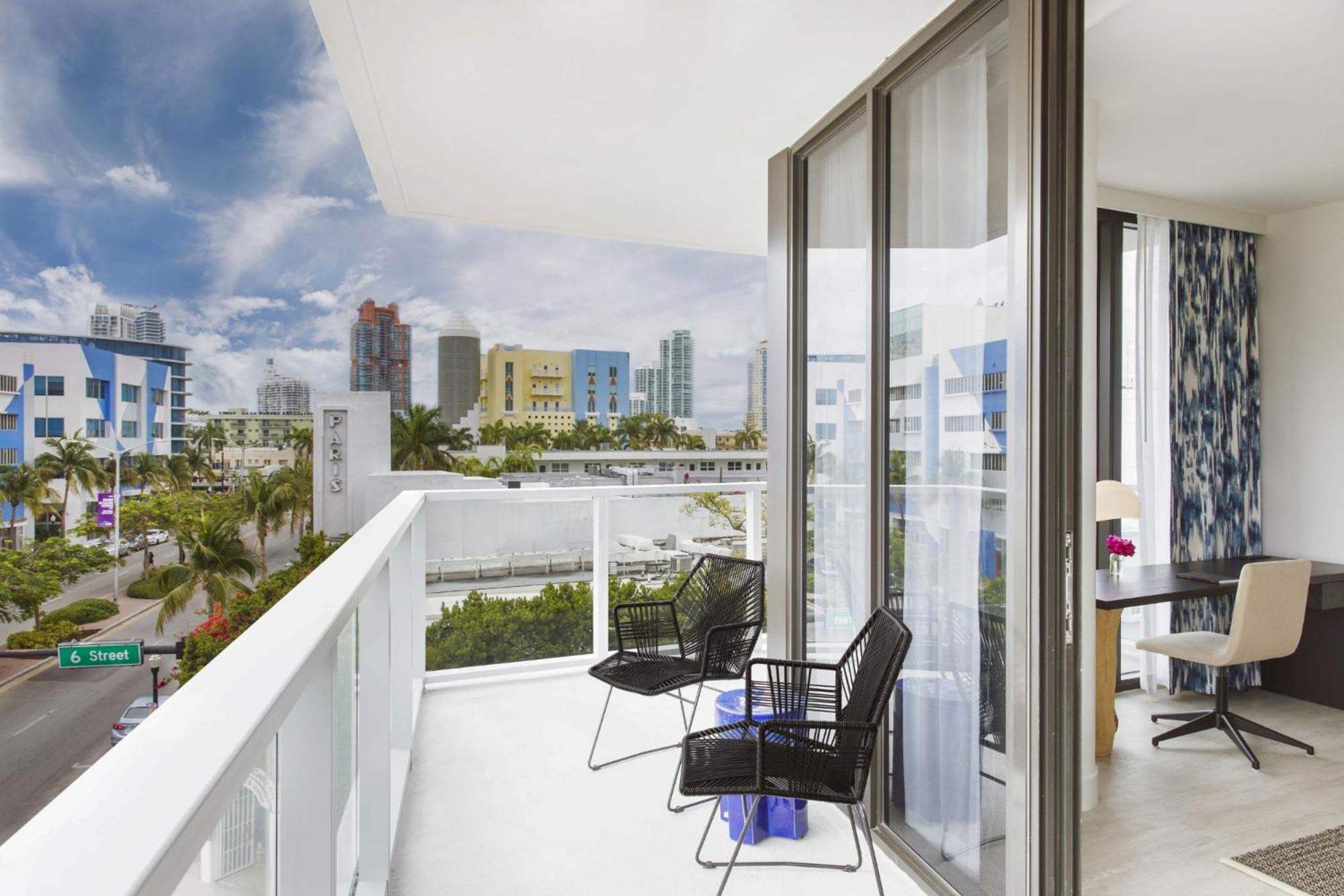 Prestige Corner Room with balcony - King Bed - Photo 5