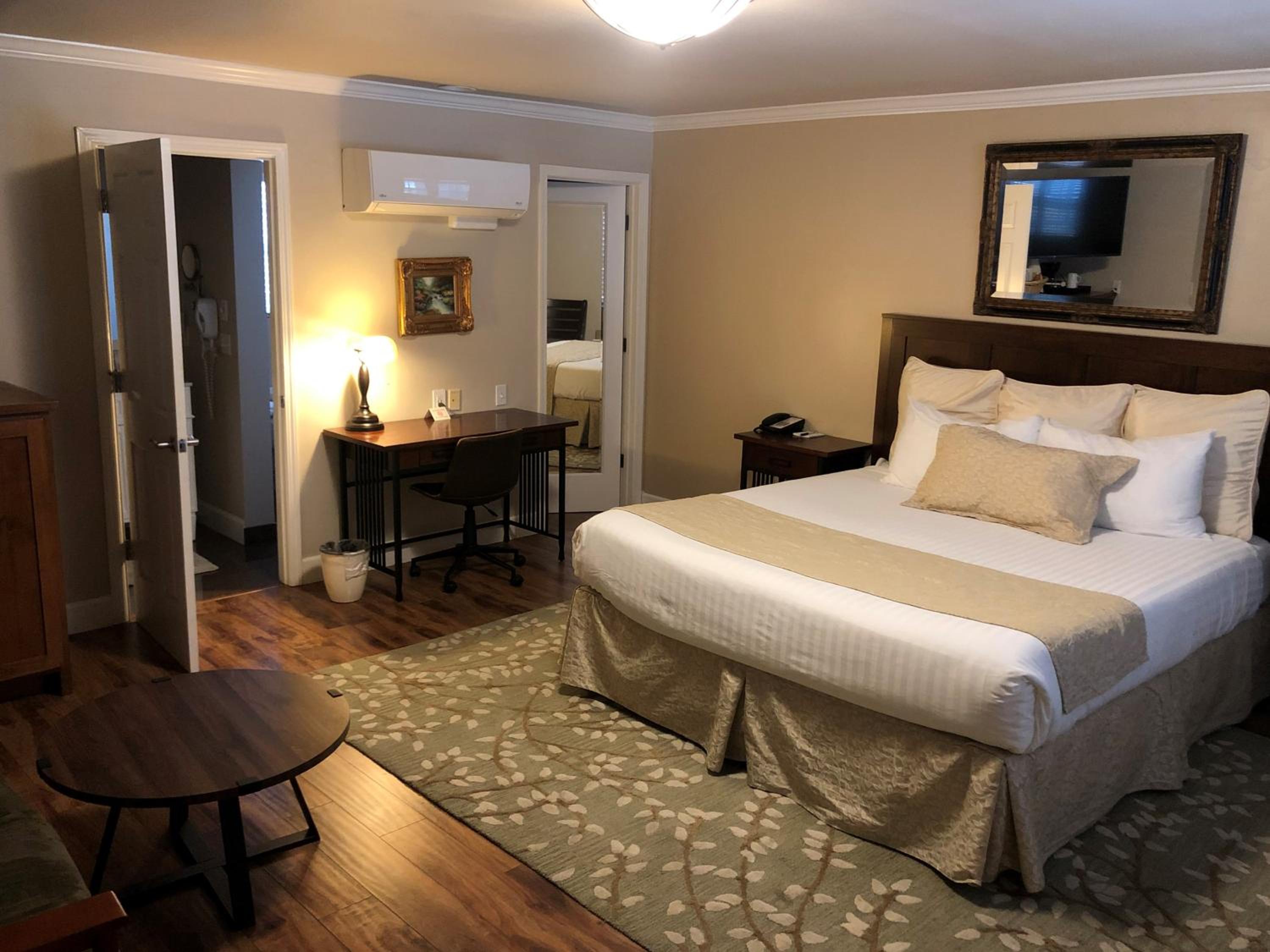 Standard King Room photo 1