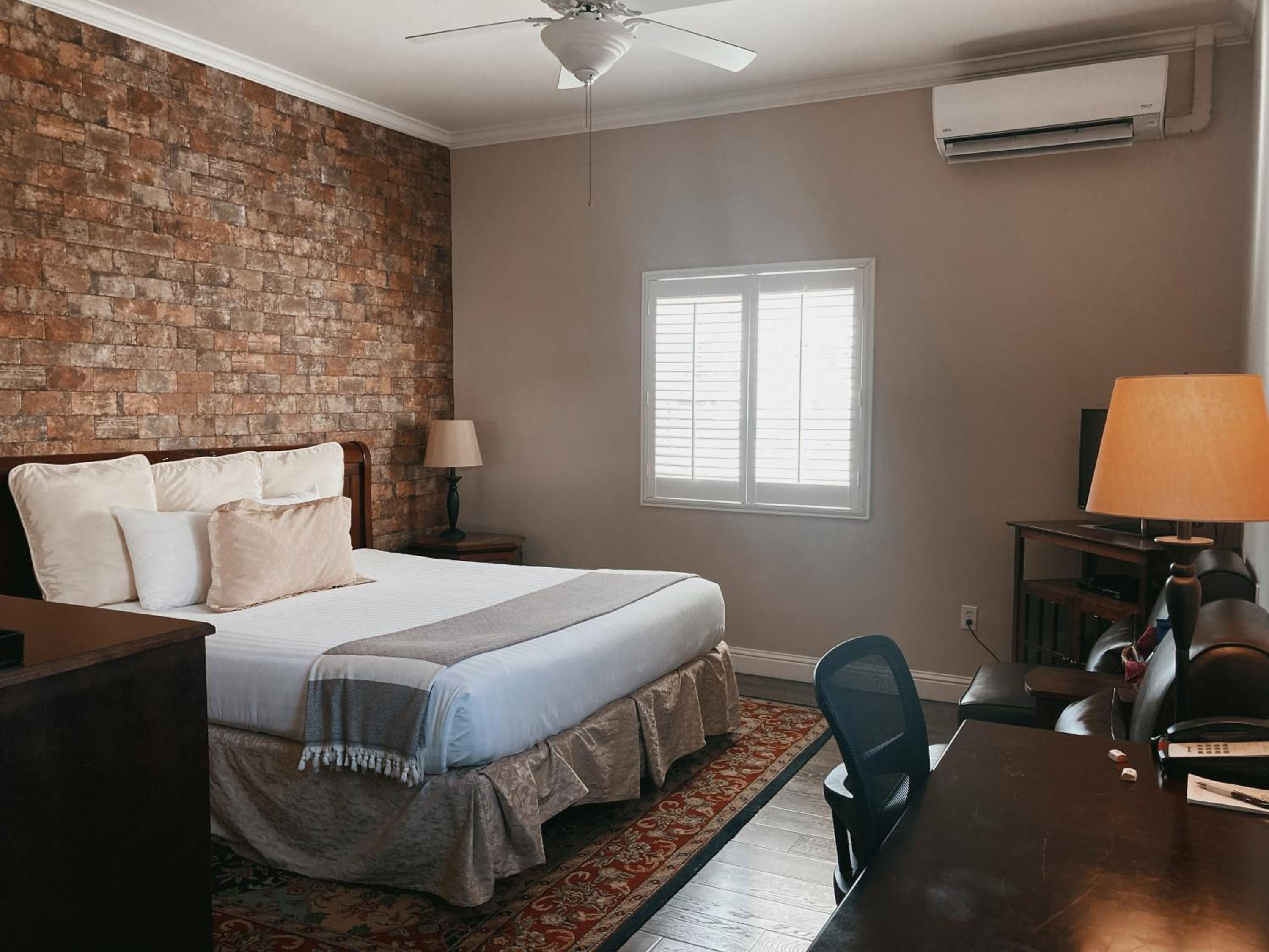 Standard King Room photo 3