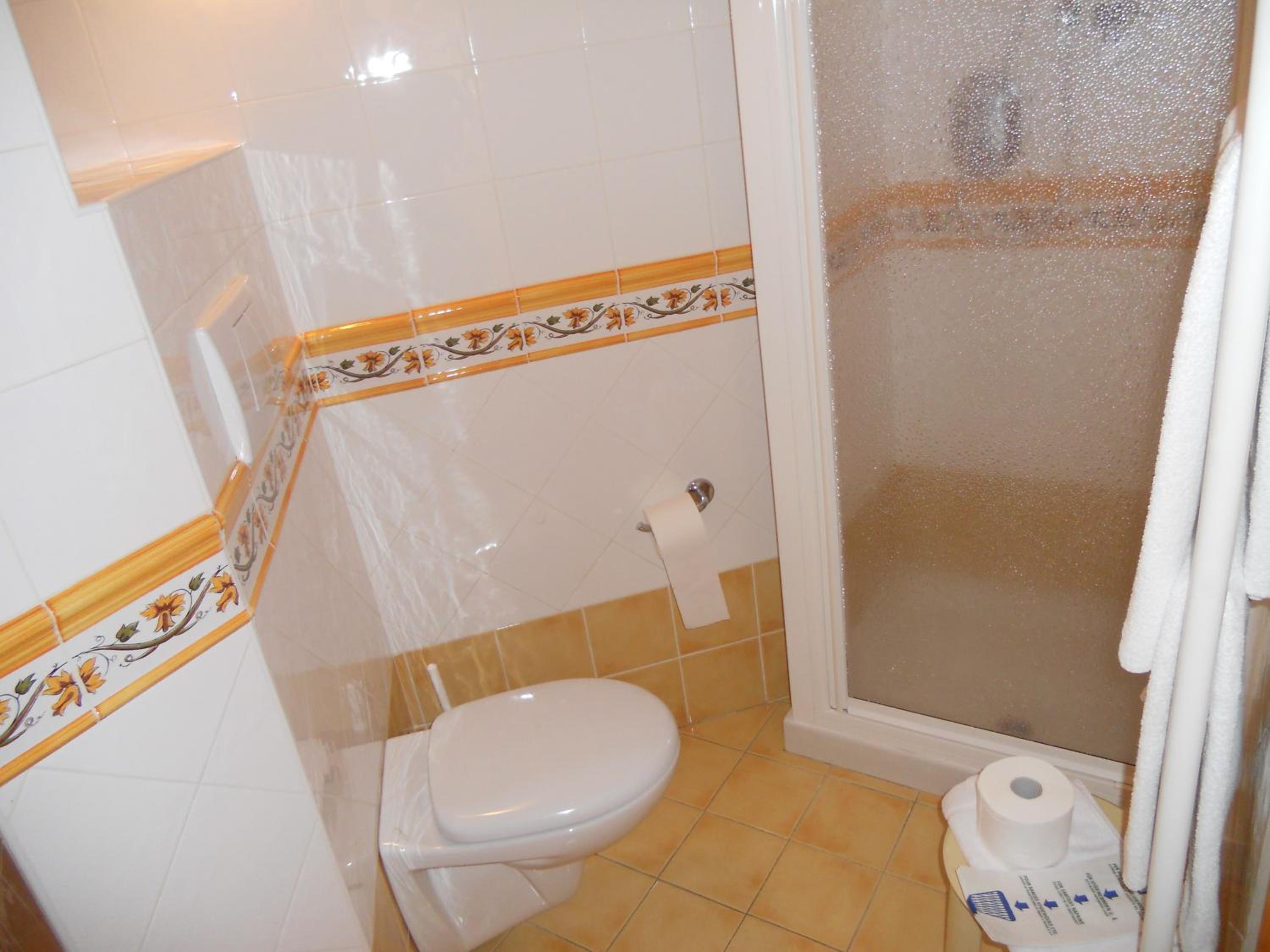 Standard Double or Twin Room - Photo 5