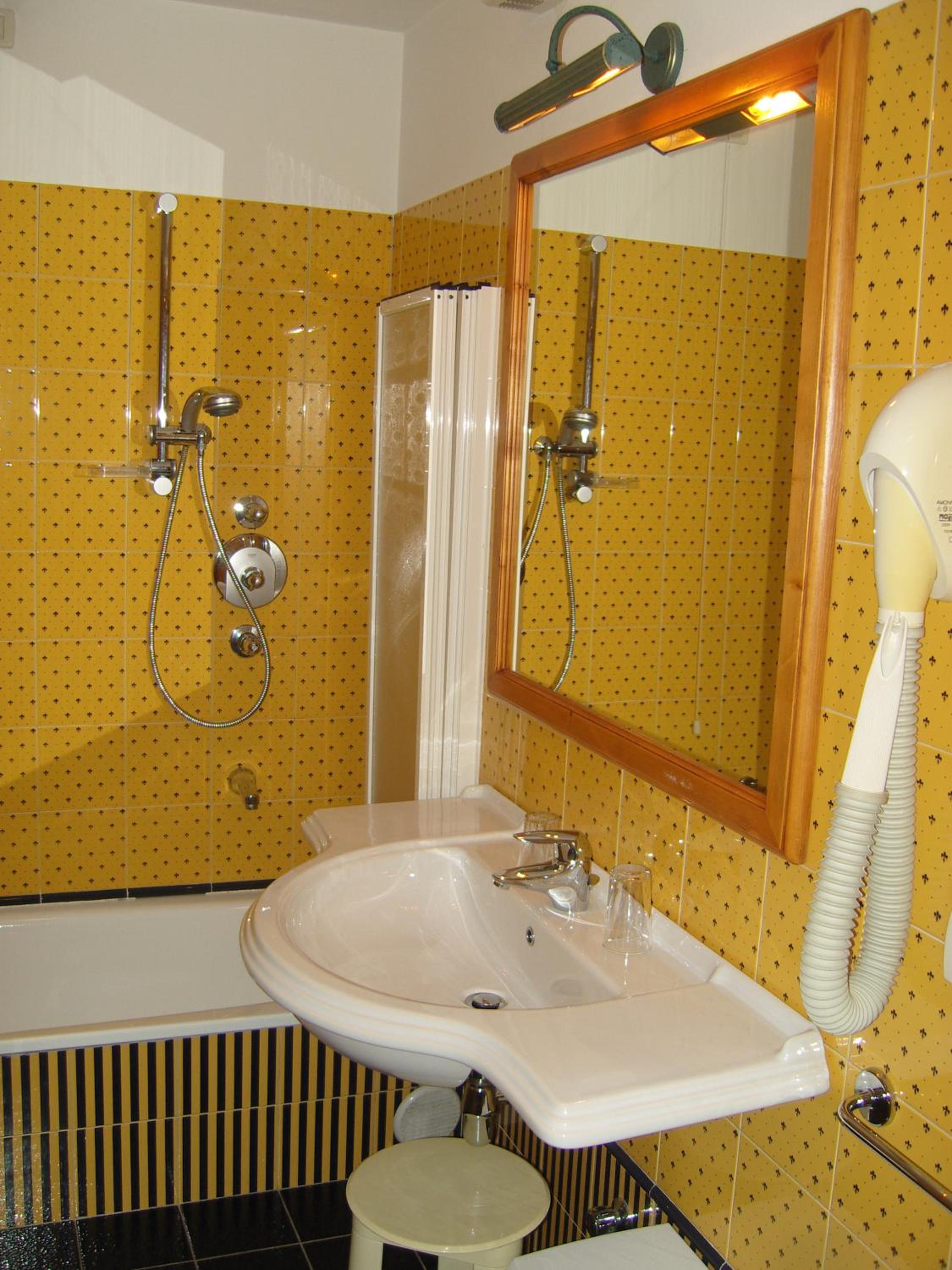 Basic Double or Twin Room - Photo 2