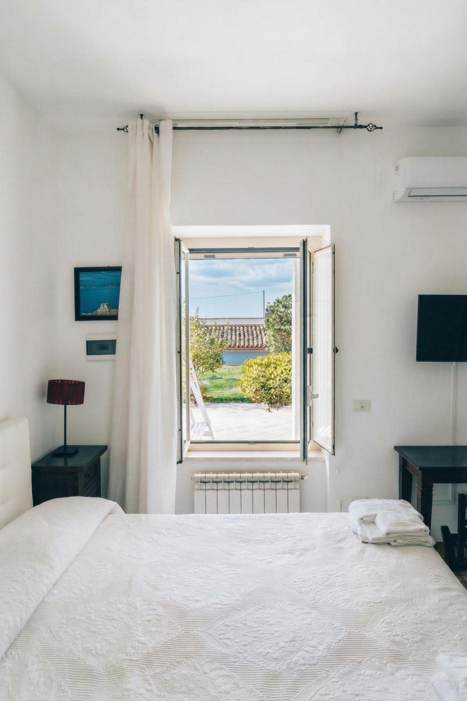 Standard Double or Twin Room with Sea View - Photo 2