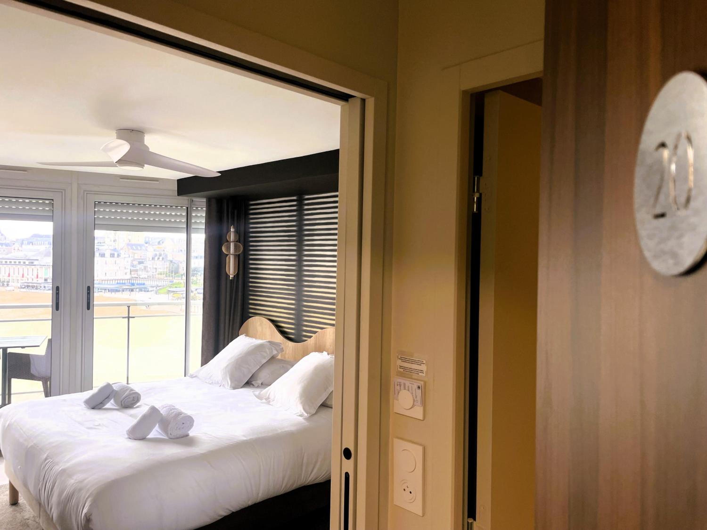 Waterfront Superior Queen Room with Terrace - Non-Smoking