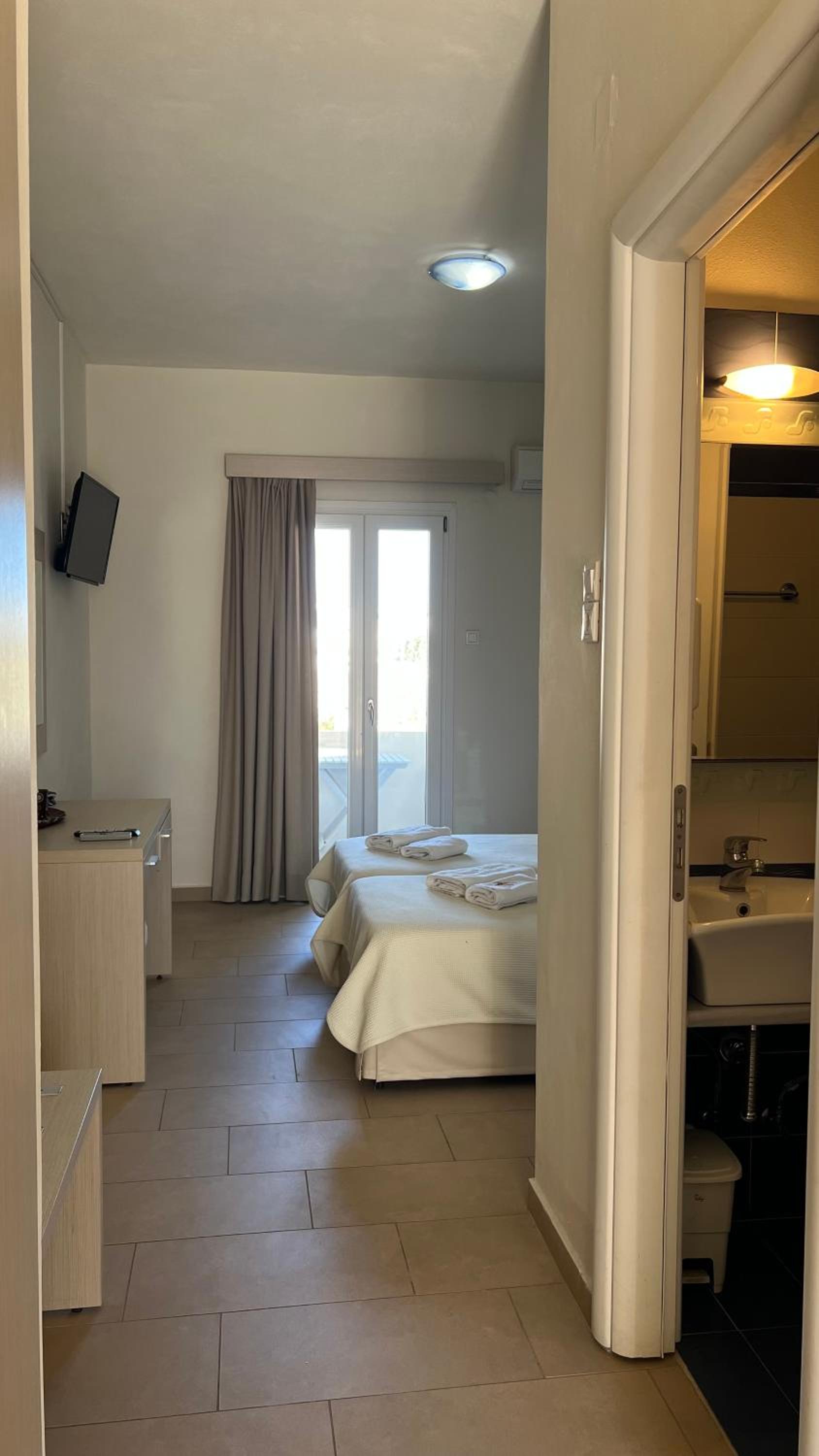 Basic Triple Room photo 2