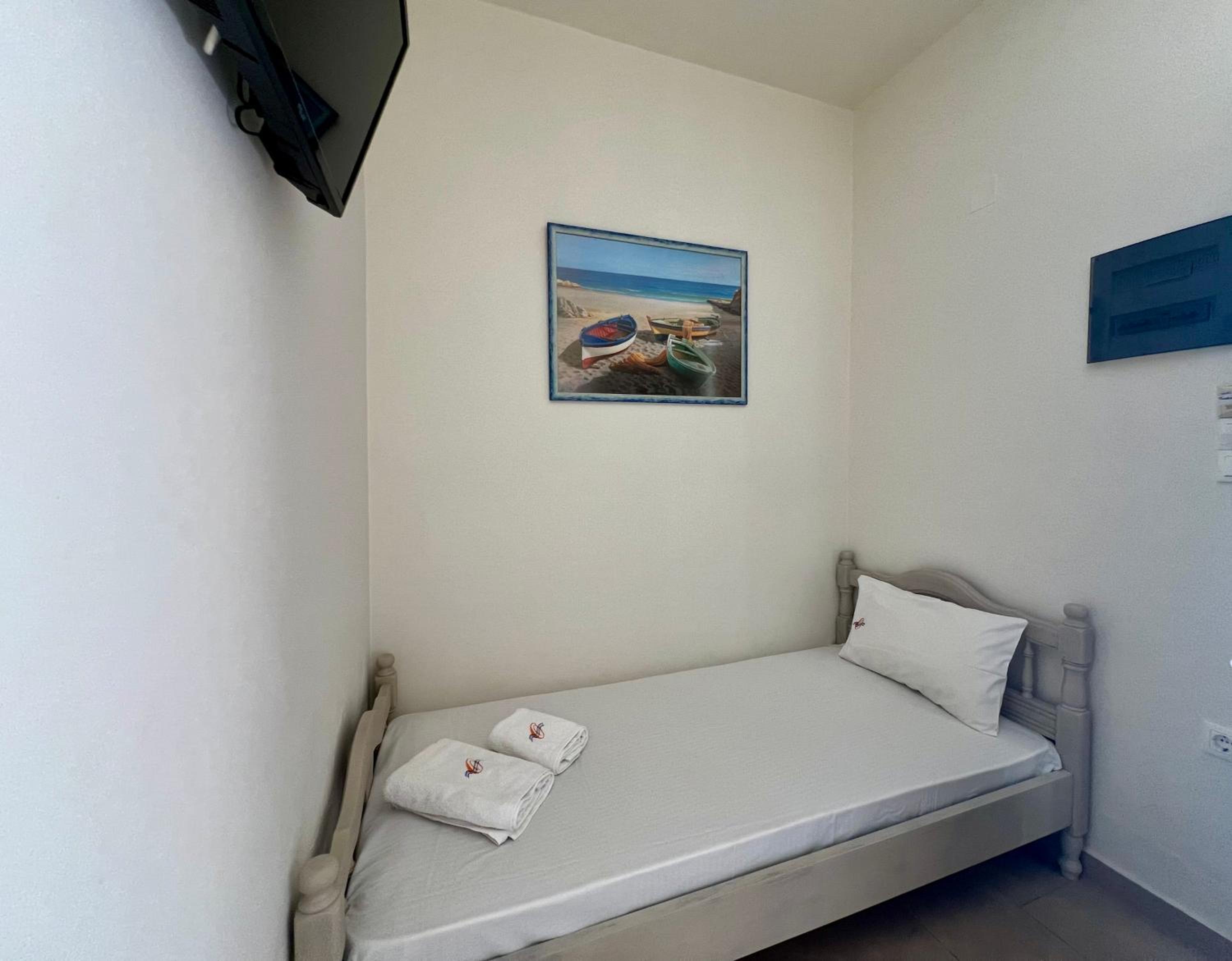 Basic Triple Room photo 3