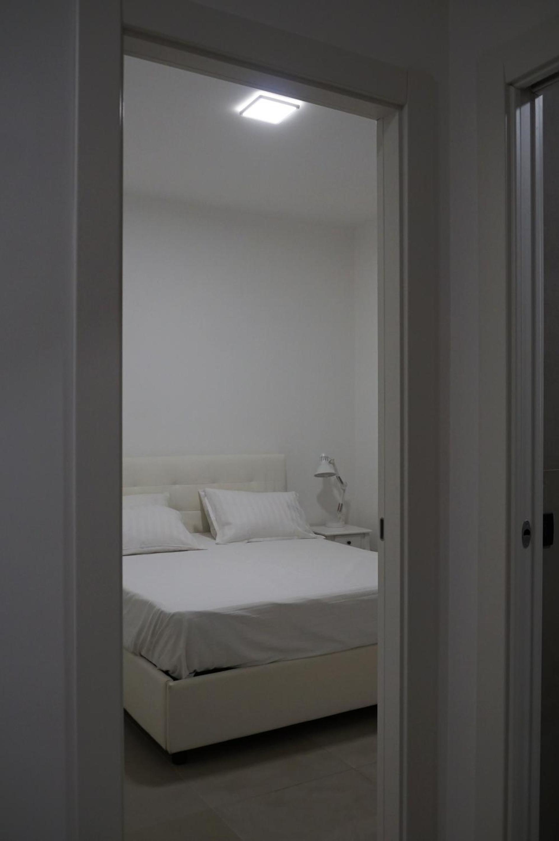Standard Double or Twin Room with Sea View - Photo 9