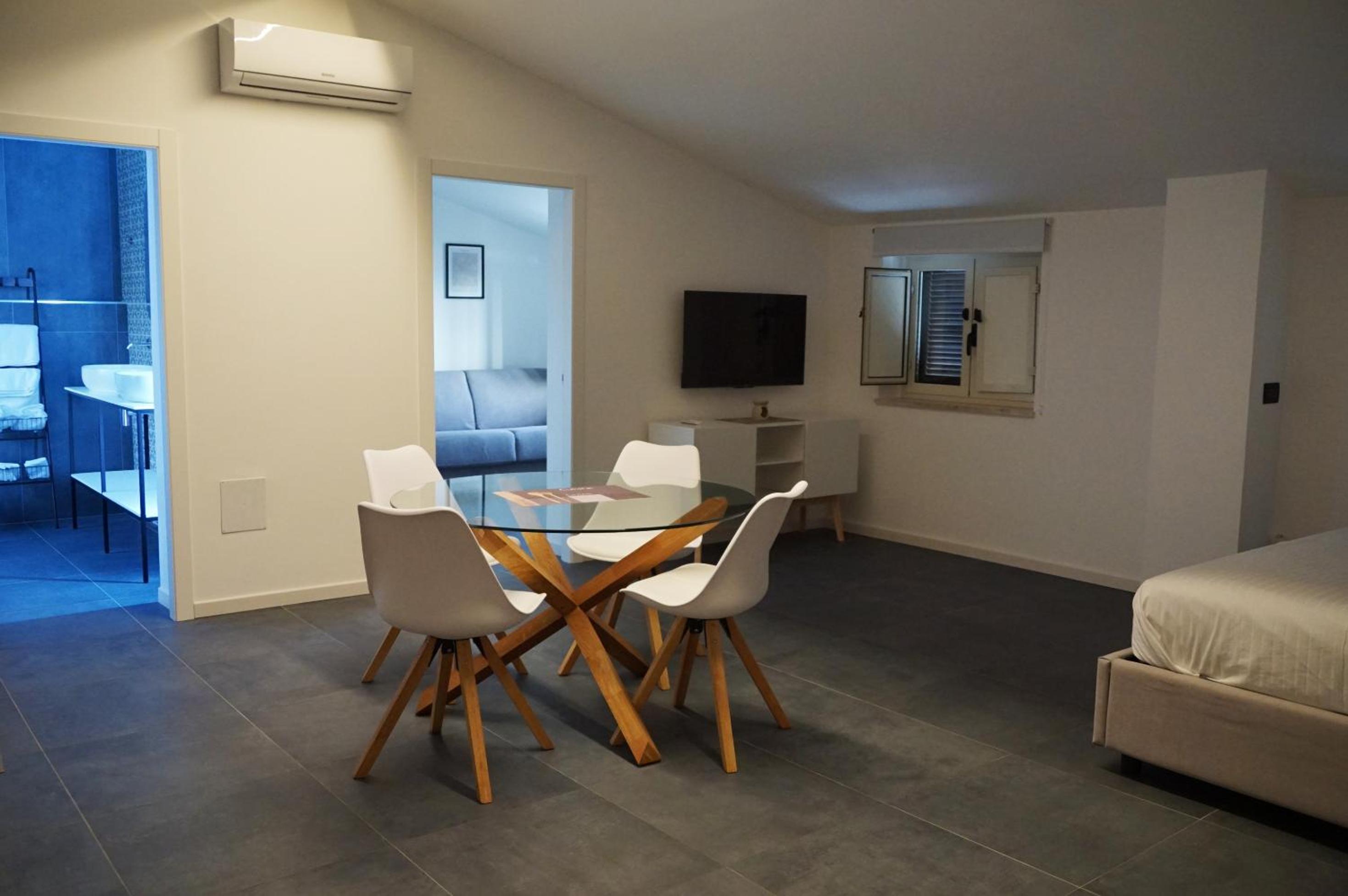 Standard Double or Twin Room with Sea View - Photo 10