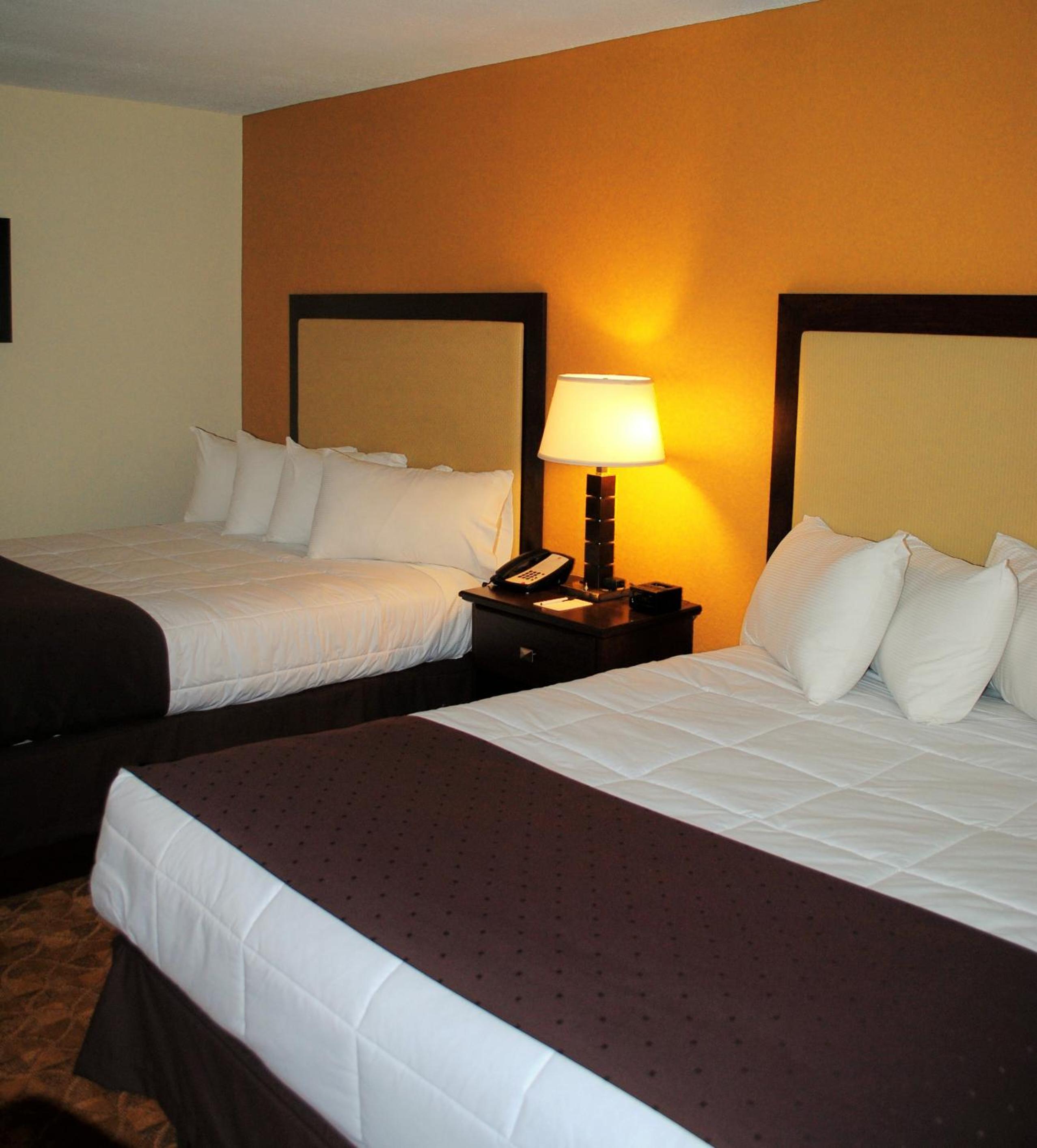 Queen Room with Two Queen Beds - Non-Smoking - Photo 2