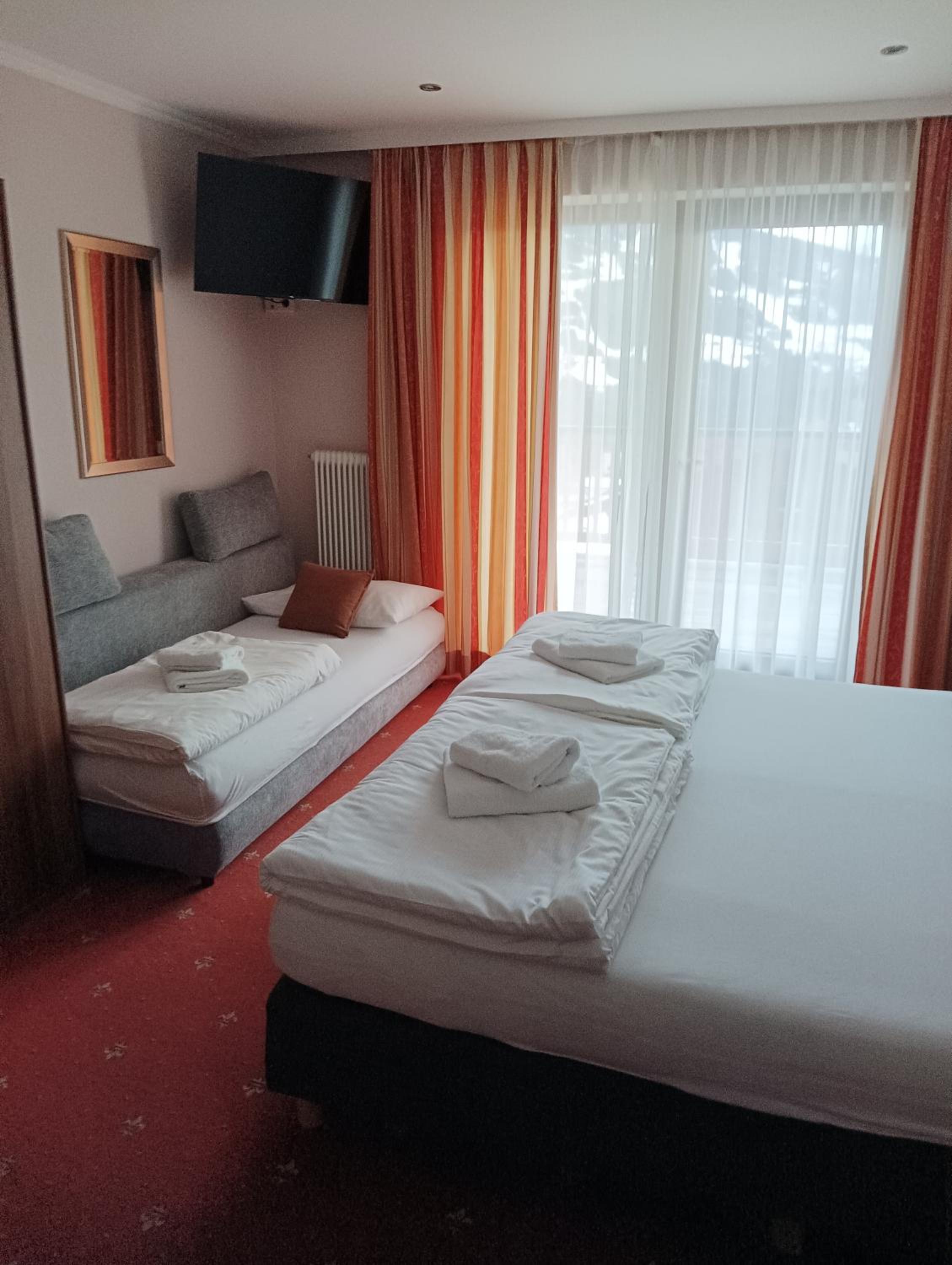 Deluxe Double Room (2 Adults + 1 Child)