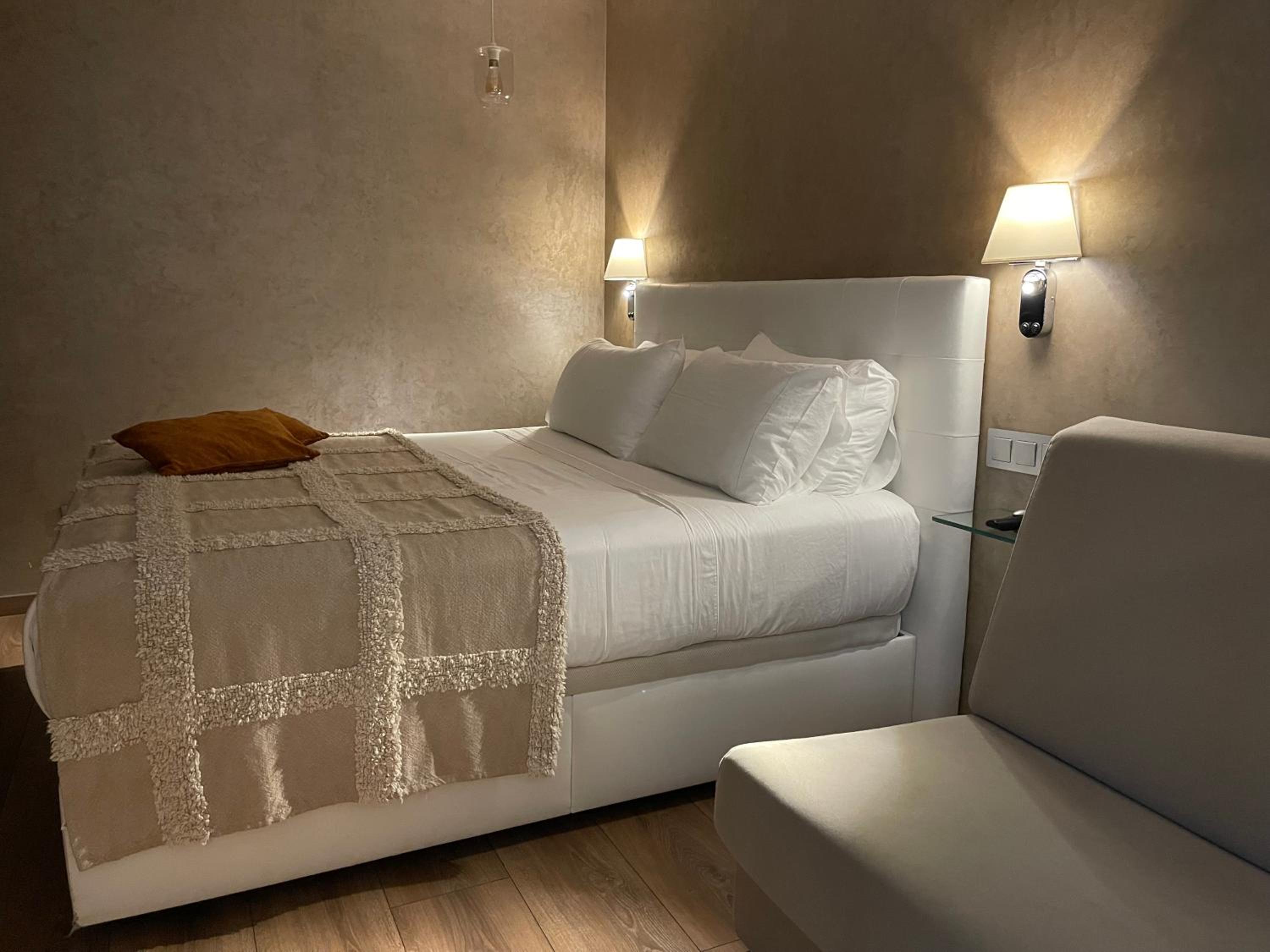 Deluxe Double Room with Balcony photo 2