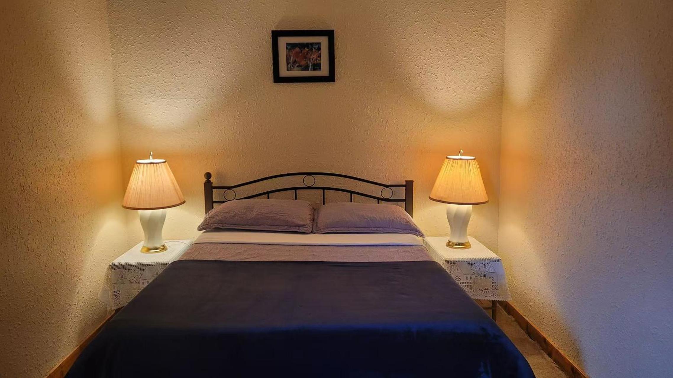 Queen Room photo 1