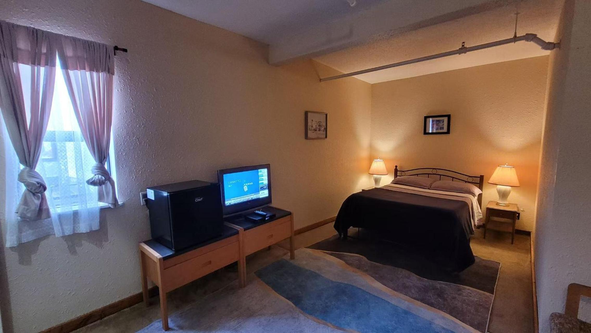 Queen Room photo 2