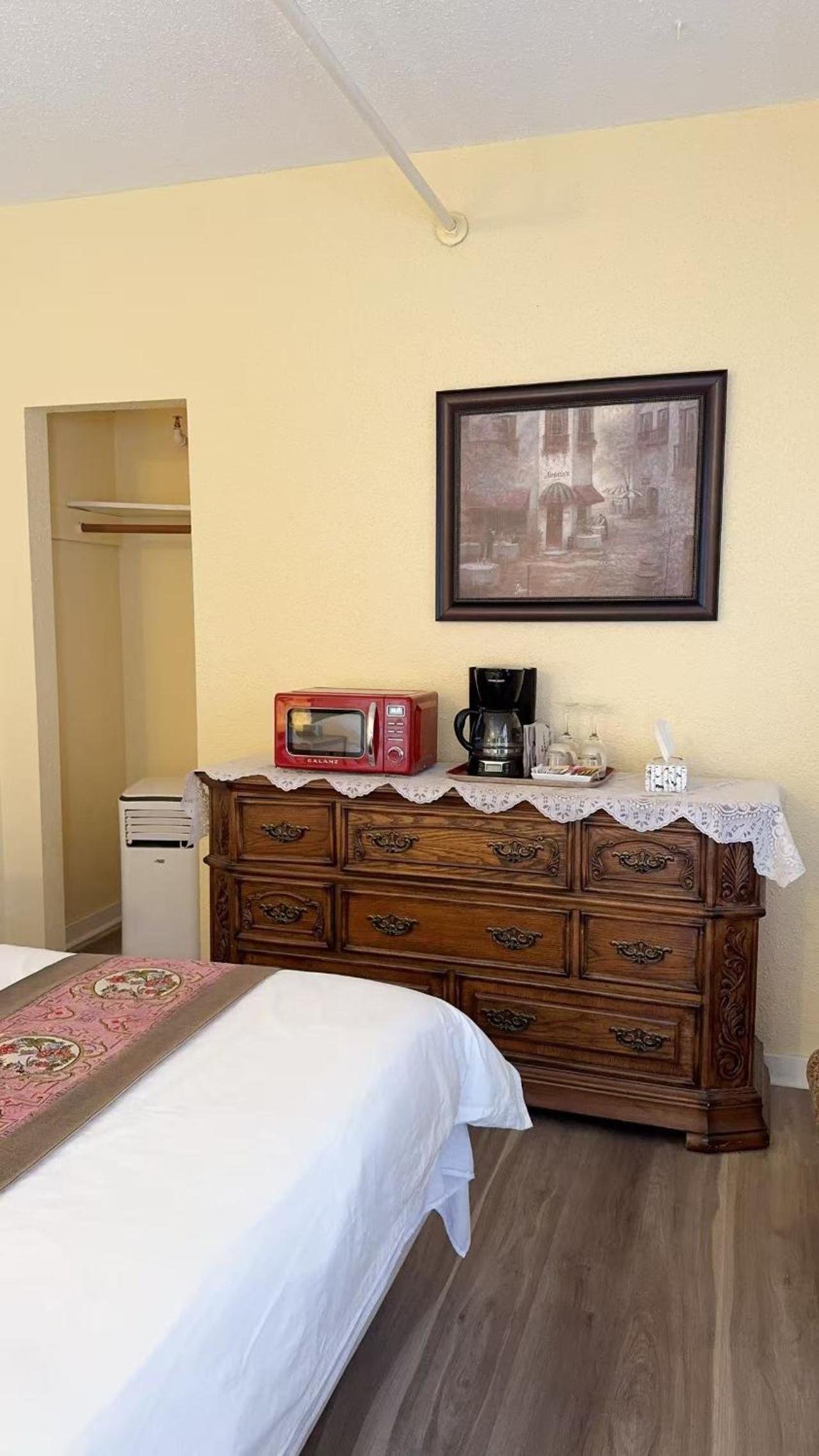 Deluxe Queen Room with Two Queen Beds photo 2