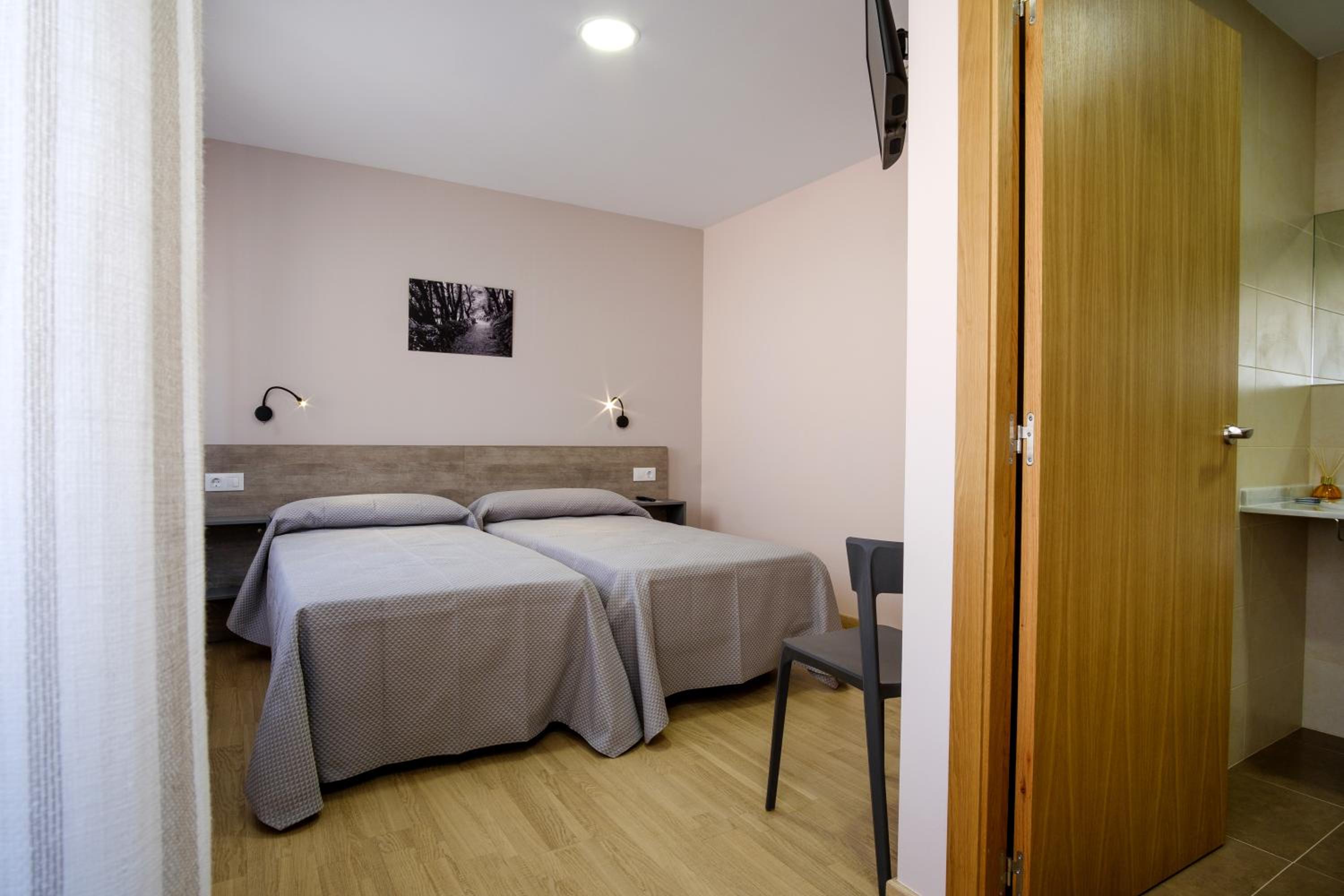 Twin Room with Private Bathroom - Photo 2