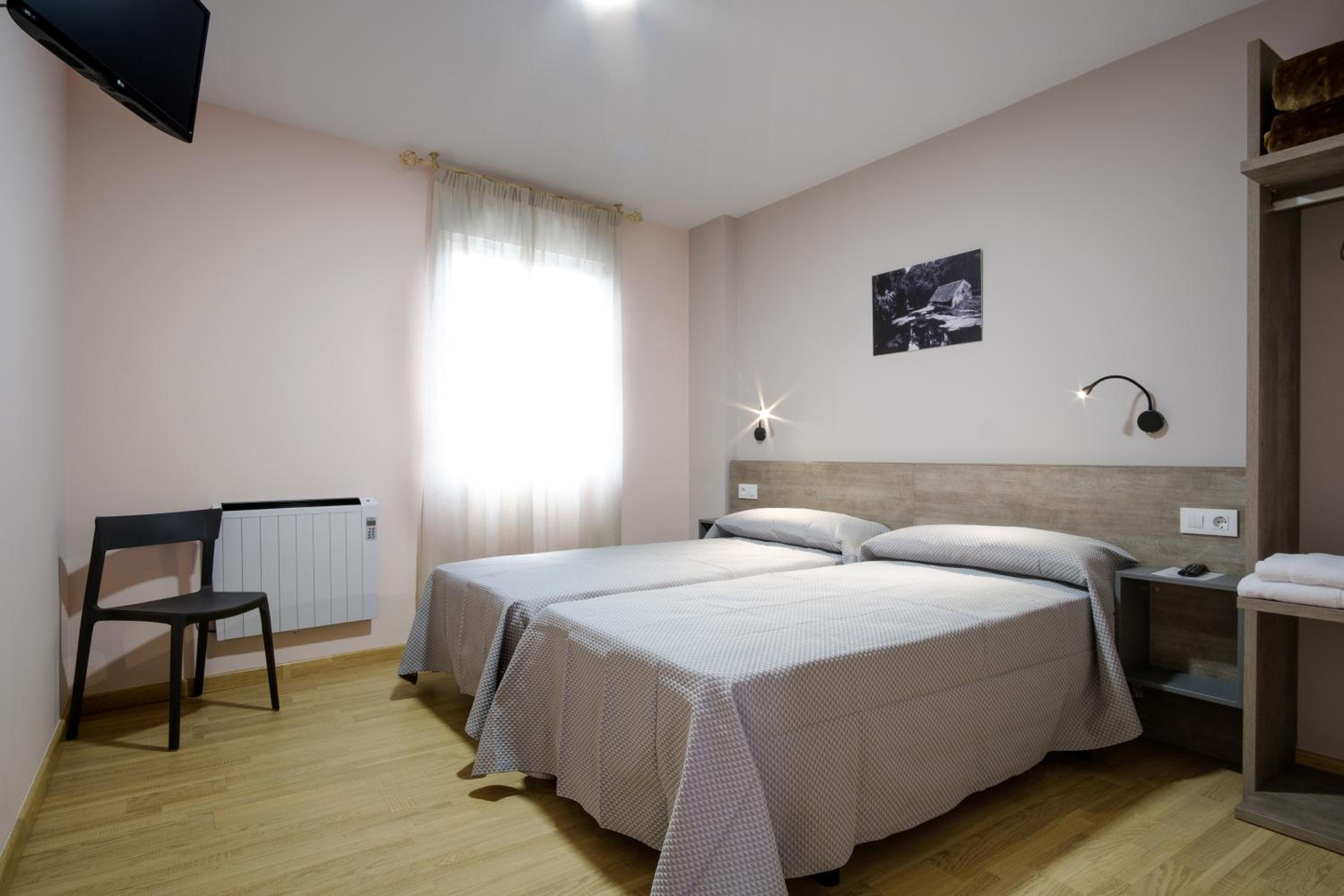 Twin Room with Private Bathroom - Photo 1