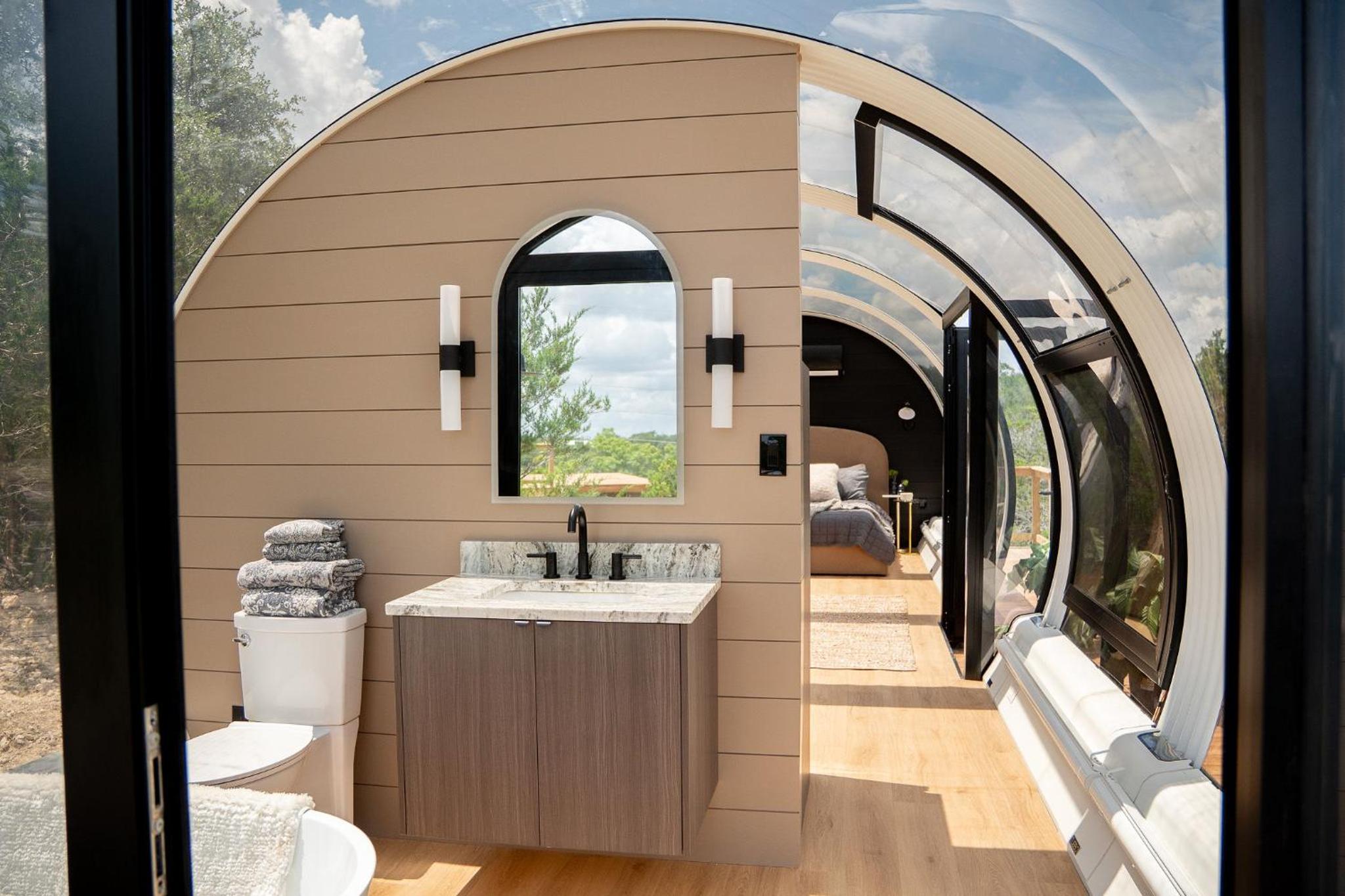 King Suite with Balcony photo 3