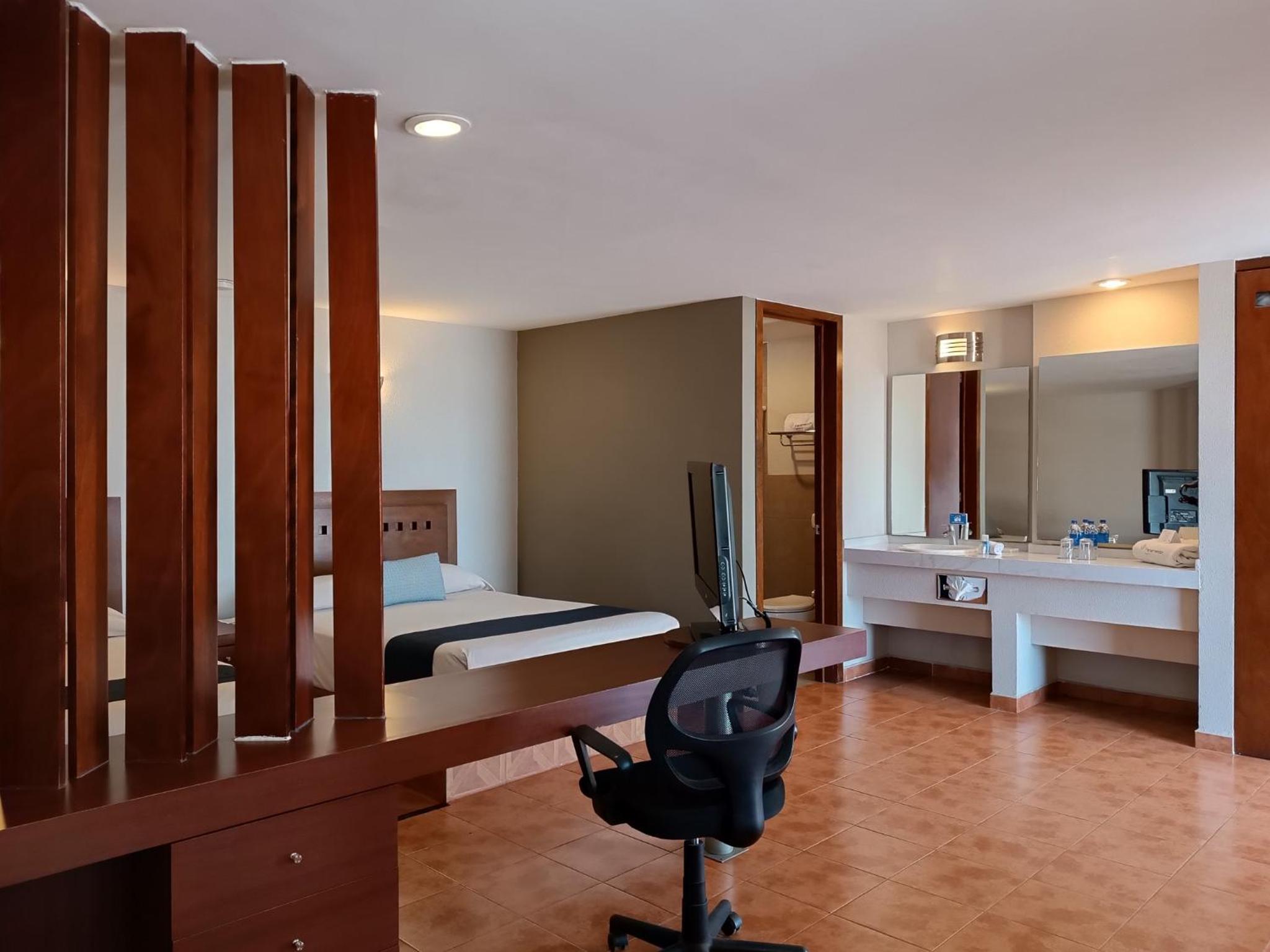 Superior Family Room photo 3