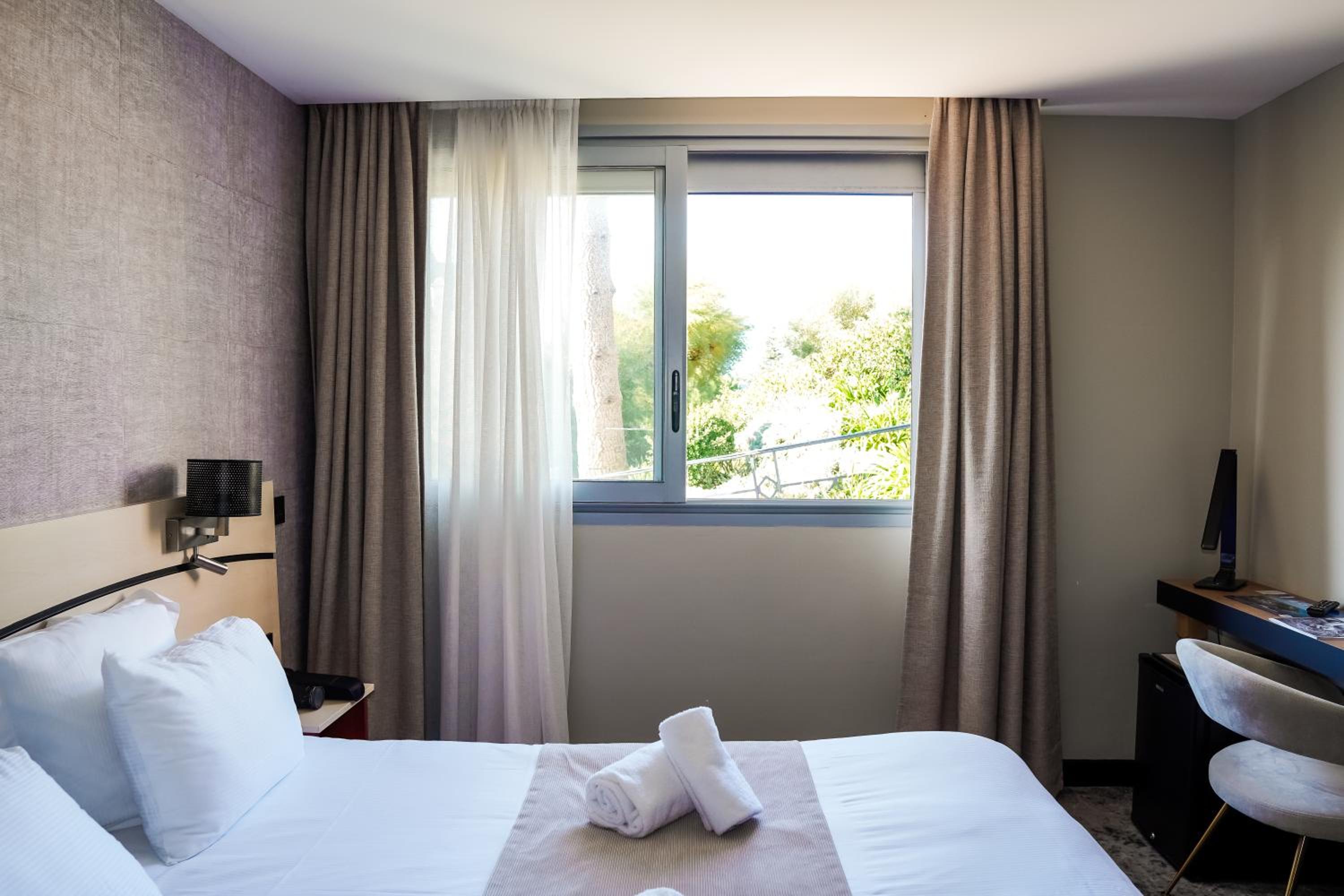 Classic Double Room with Garden View