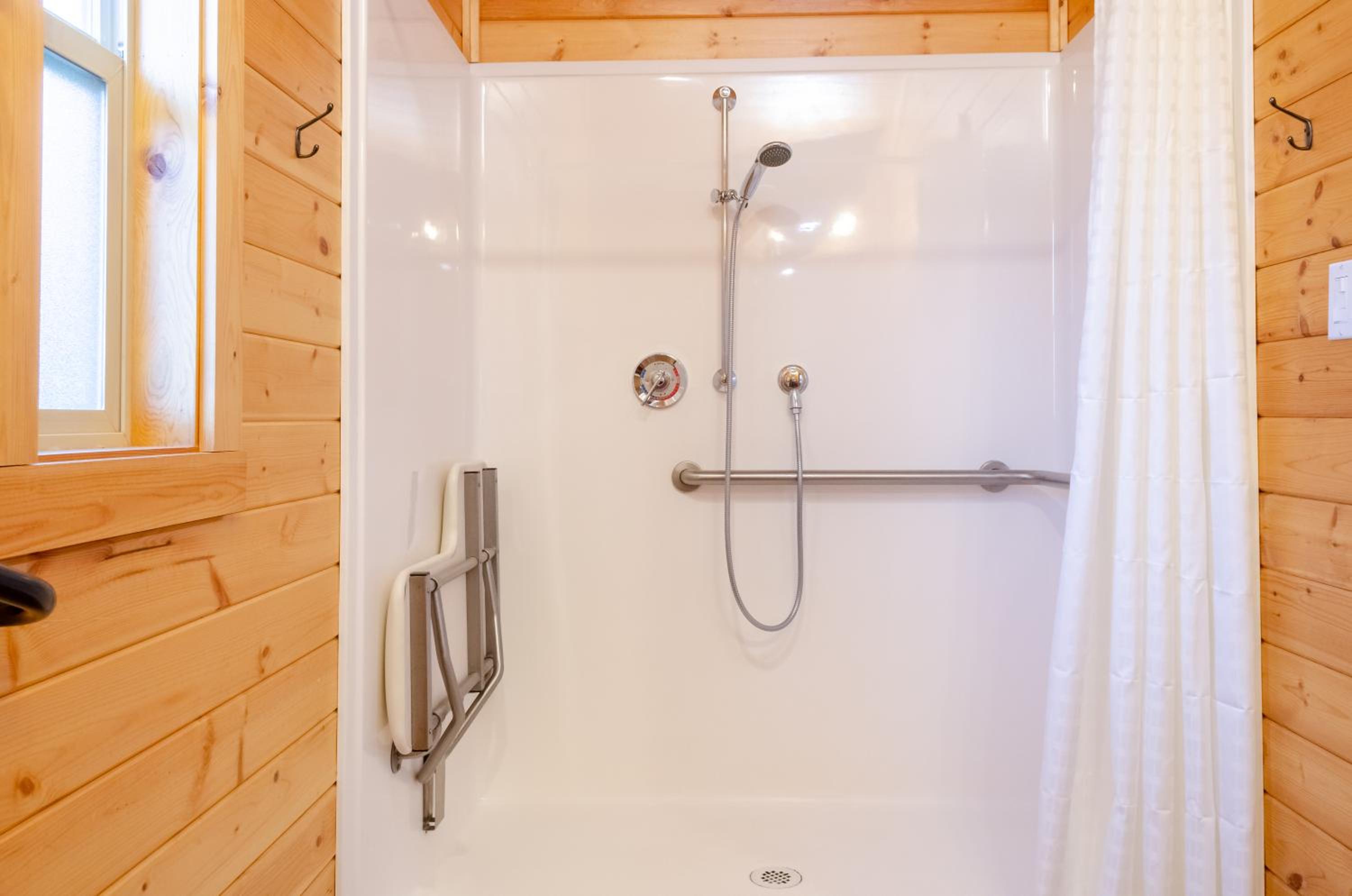 Cottage with Ramp - Sleeps 4, Pet Friendly photo 2