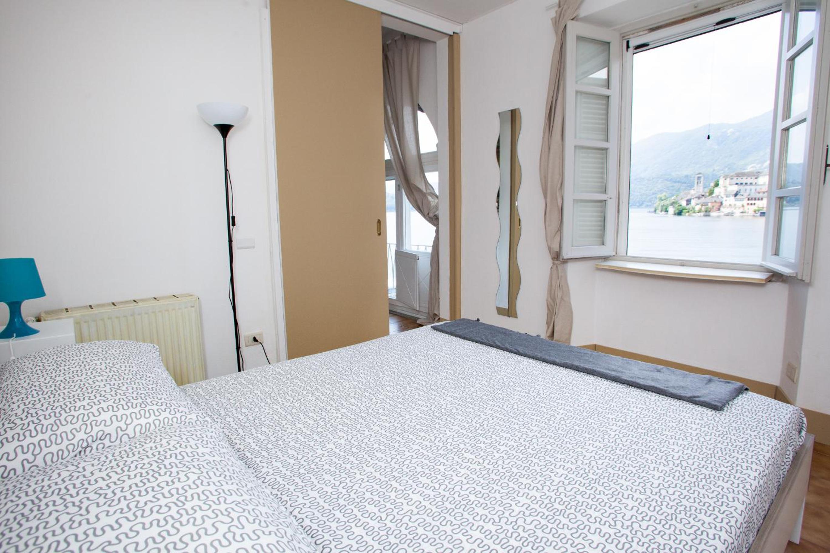 Apartment with Lake View