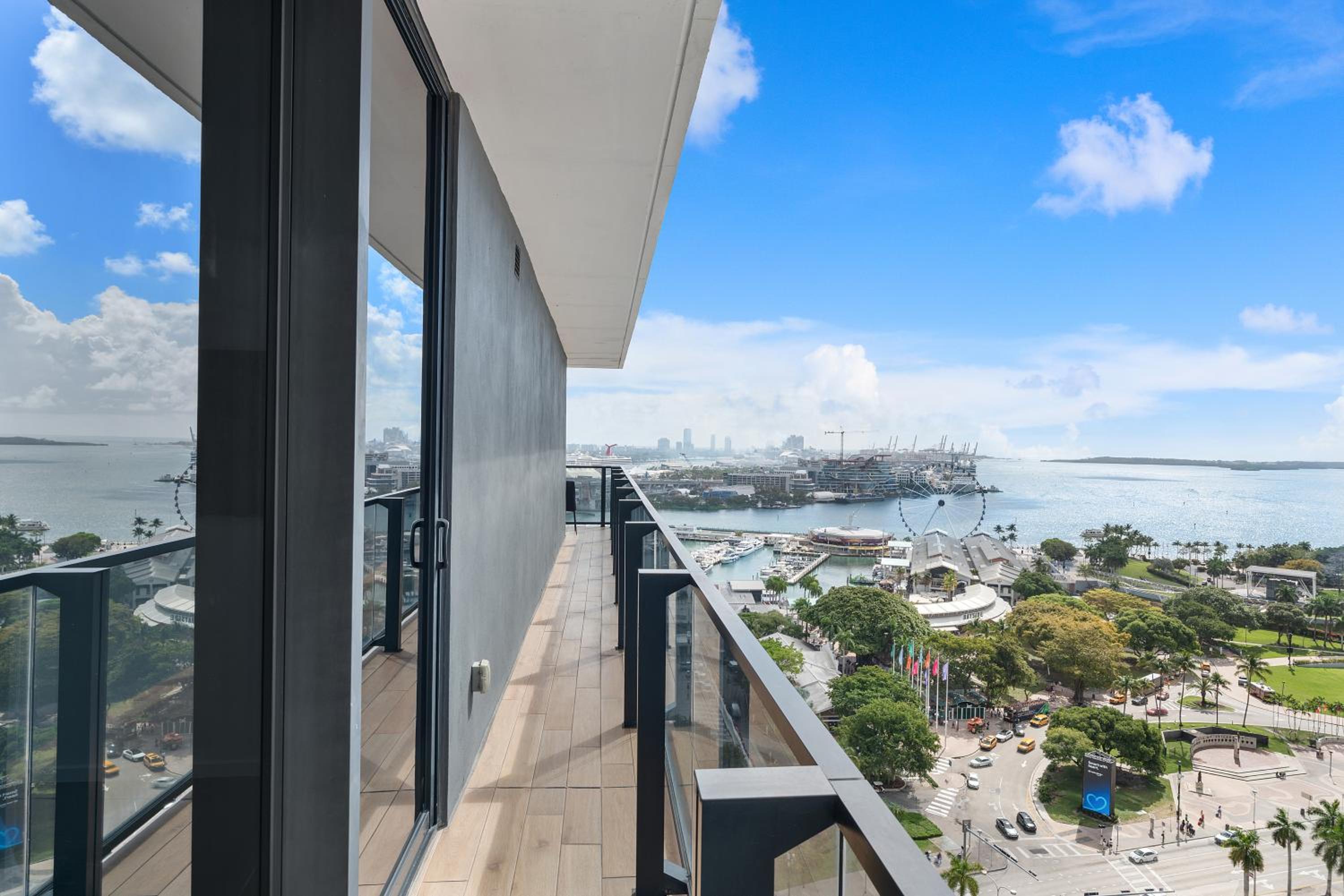 Two-Bedroom Deluxe Apartment with Balcony photo 1