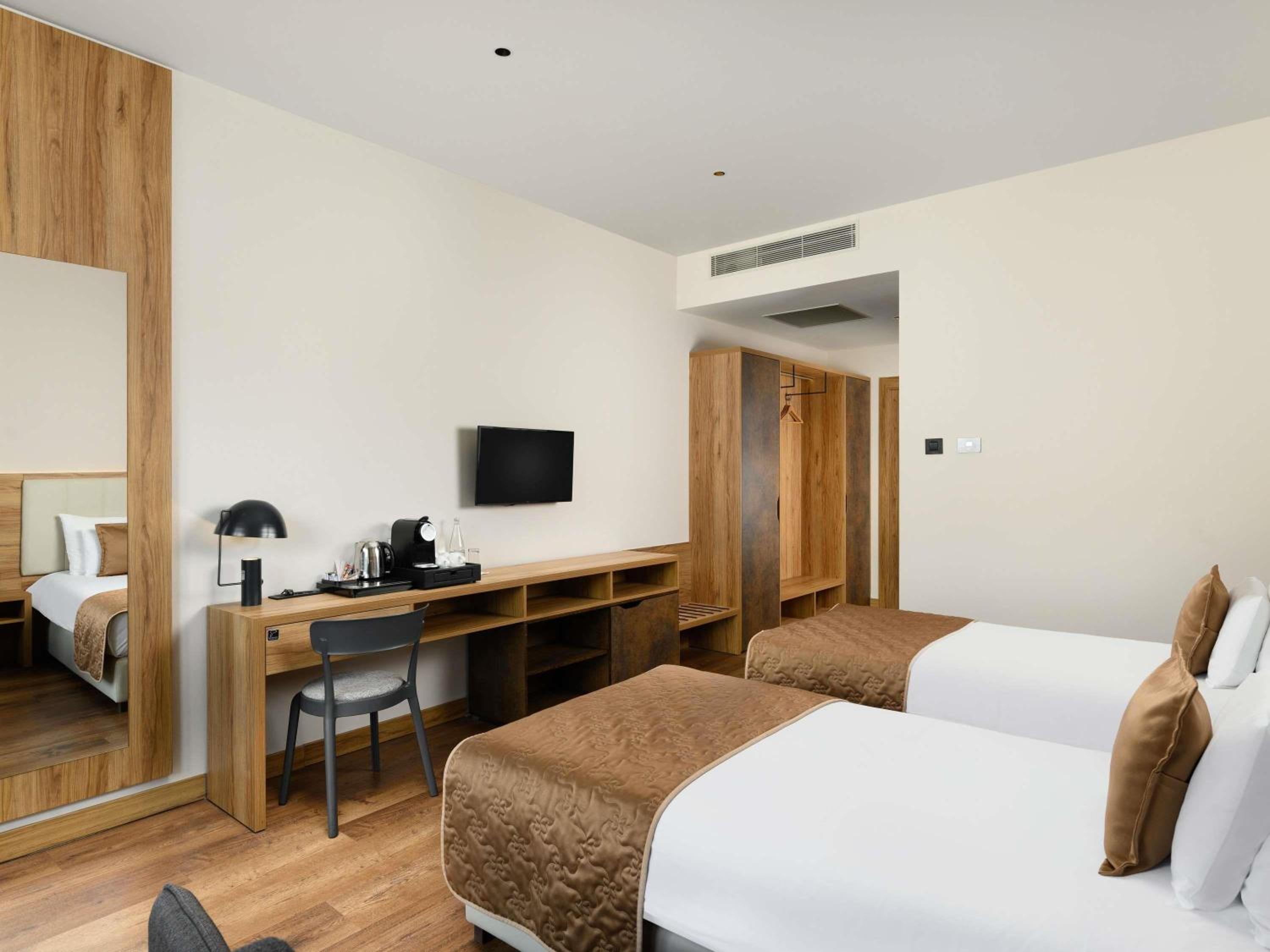 Superior Twin Room with Pool View - Photo 3