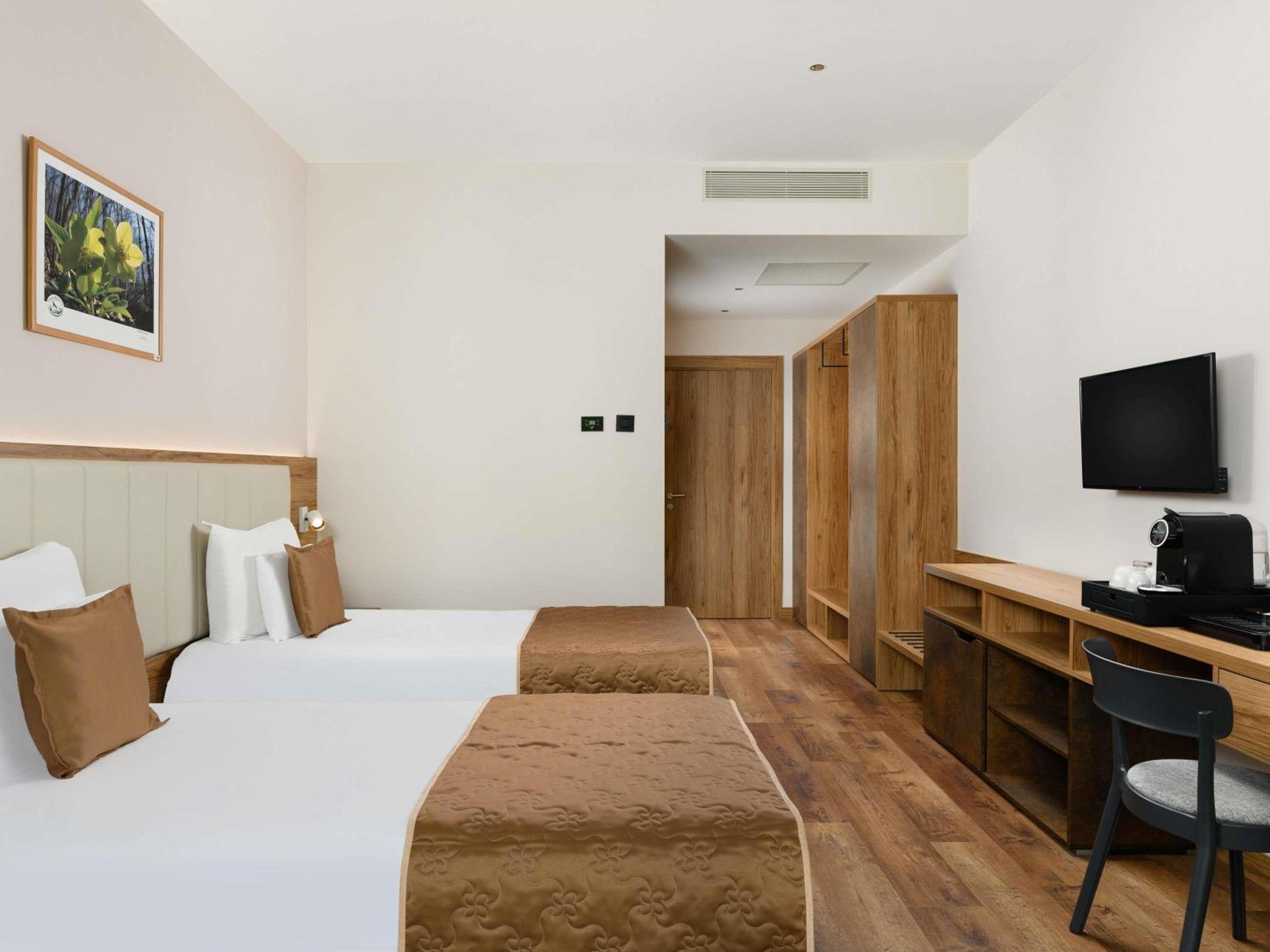 Standard Twin Room with Pool View - Photo 7