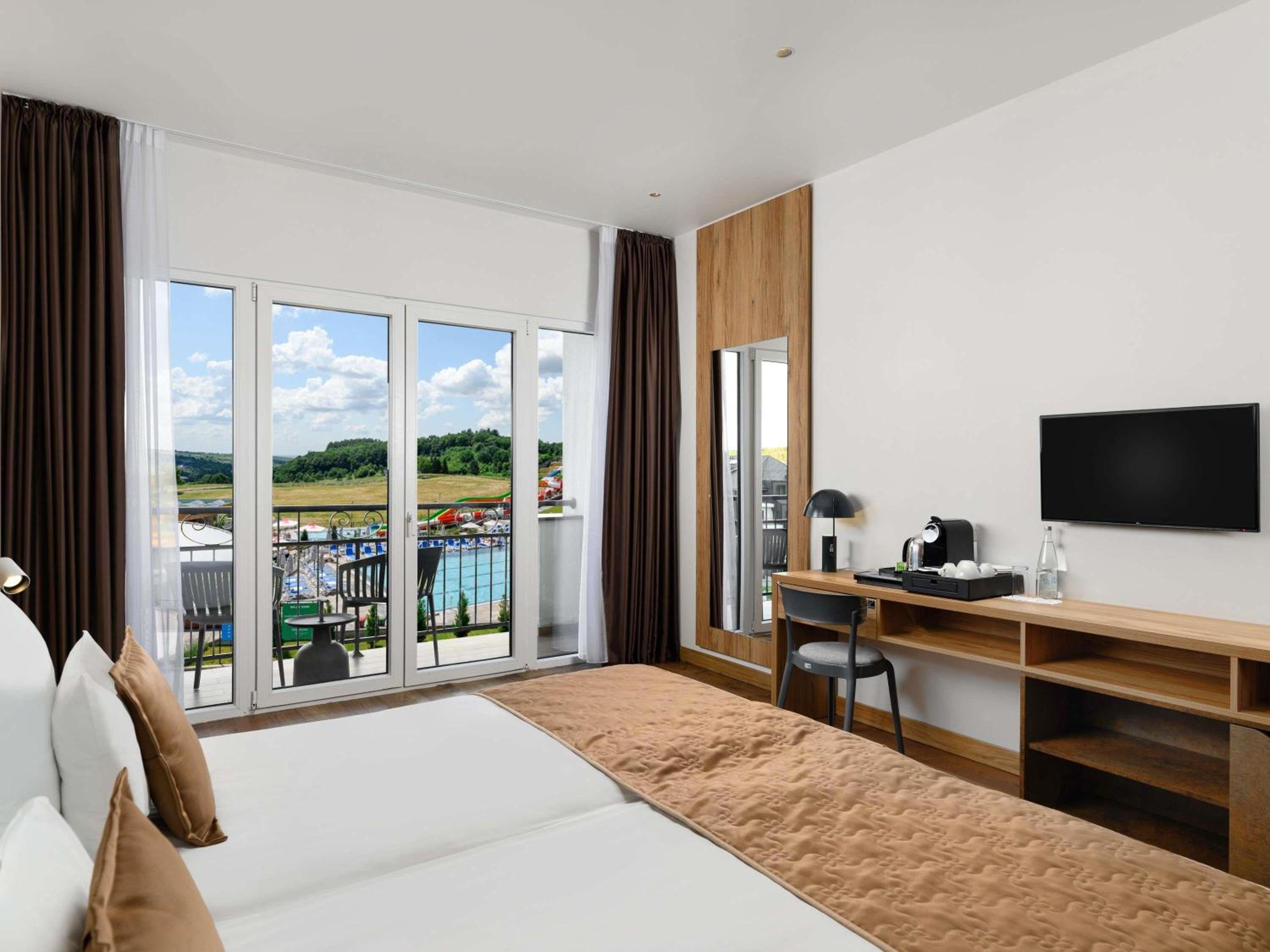 Standard Twin Room with Pool View - Photo 8
