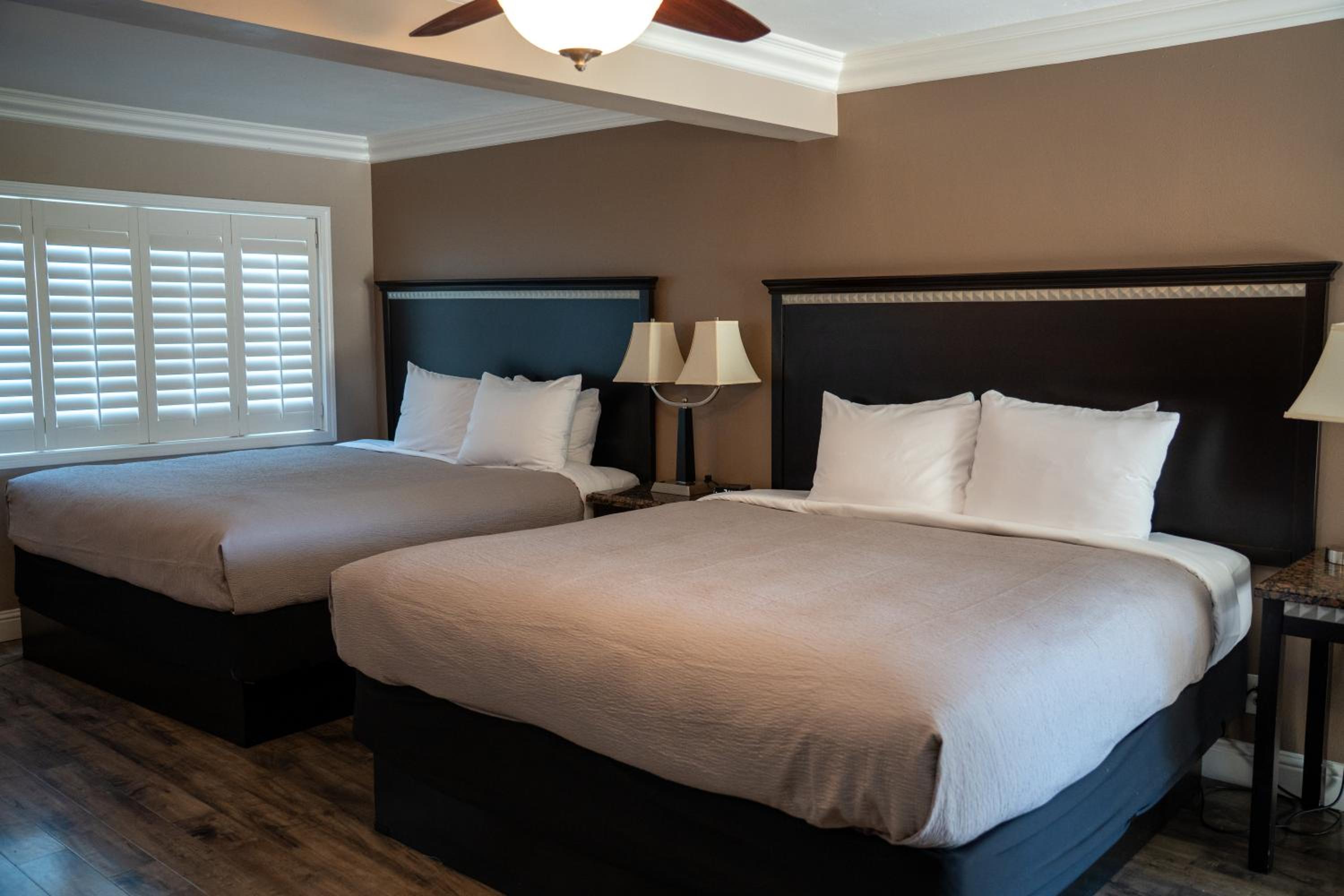 Suite with Two King Beds Nonsmoking - Photo 3