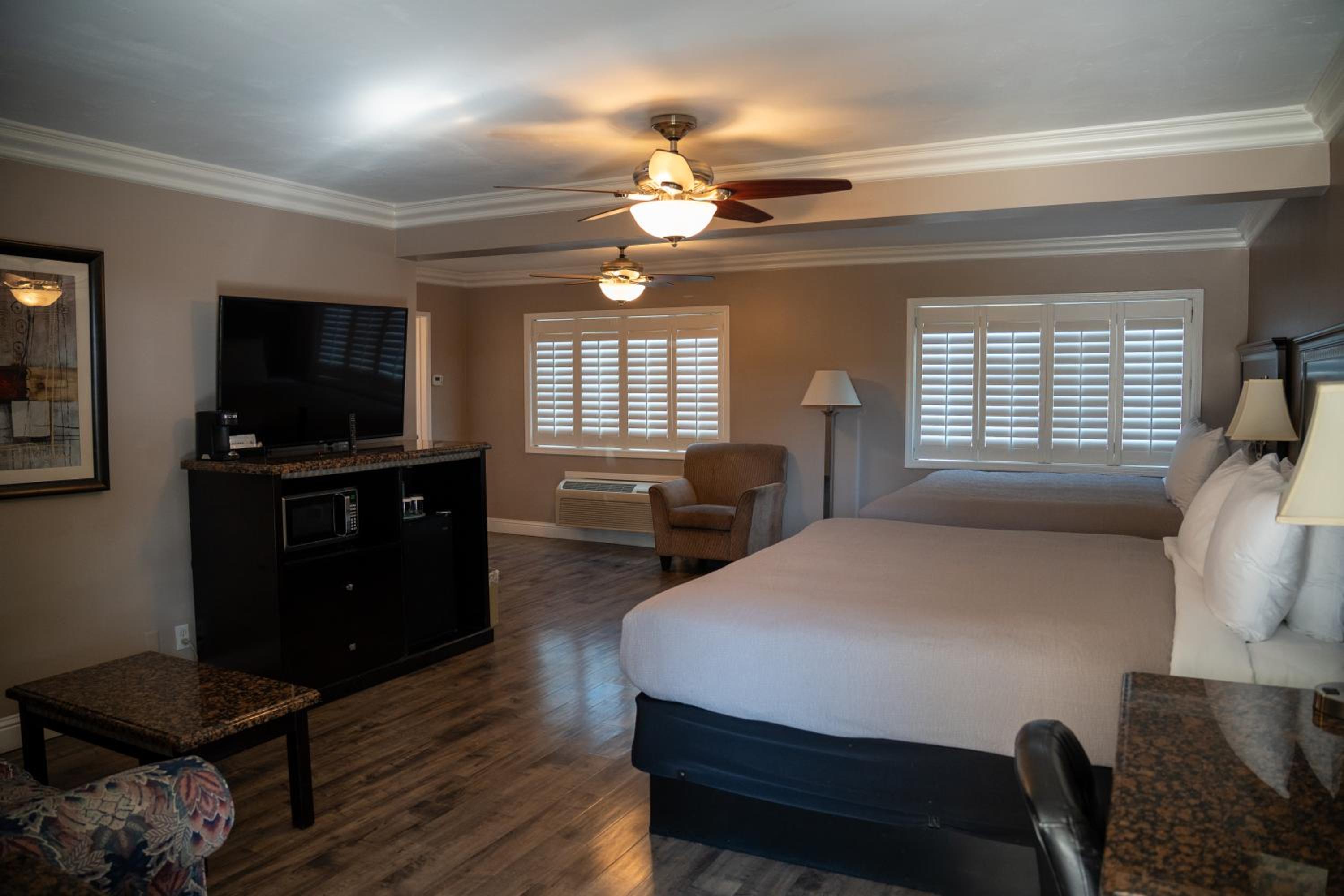 Suite with Two King Beds Nonsmoking - Photo 4