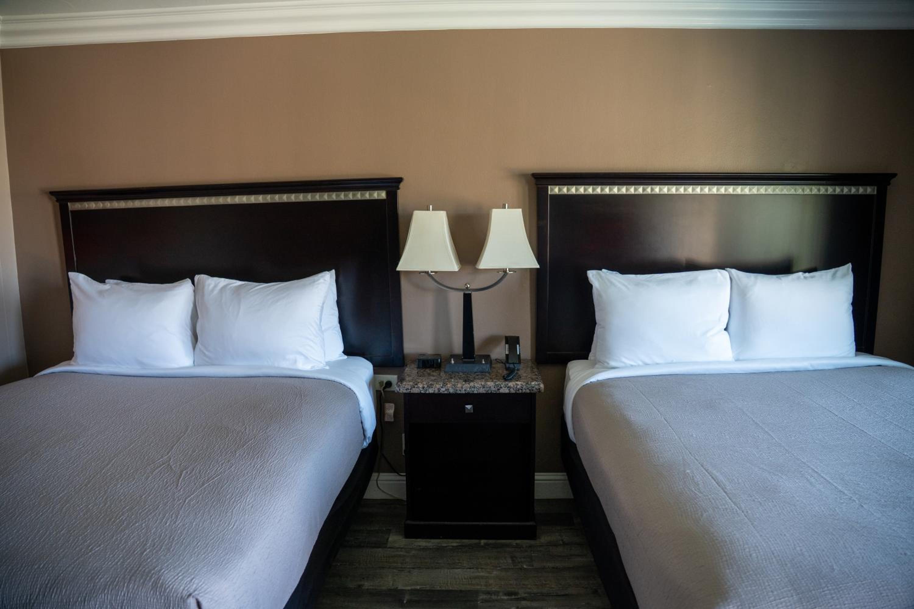 Queen Room with Two Queen Beds with Courtyard View photo 2