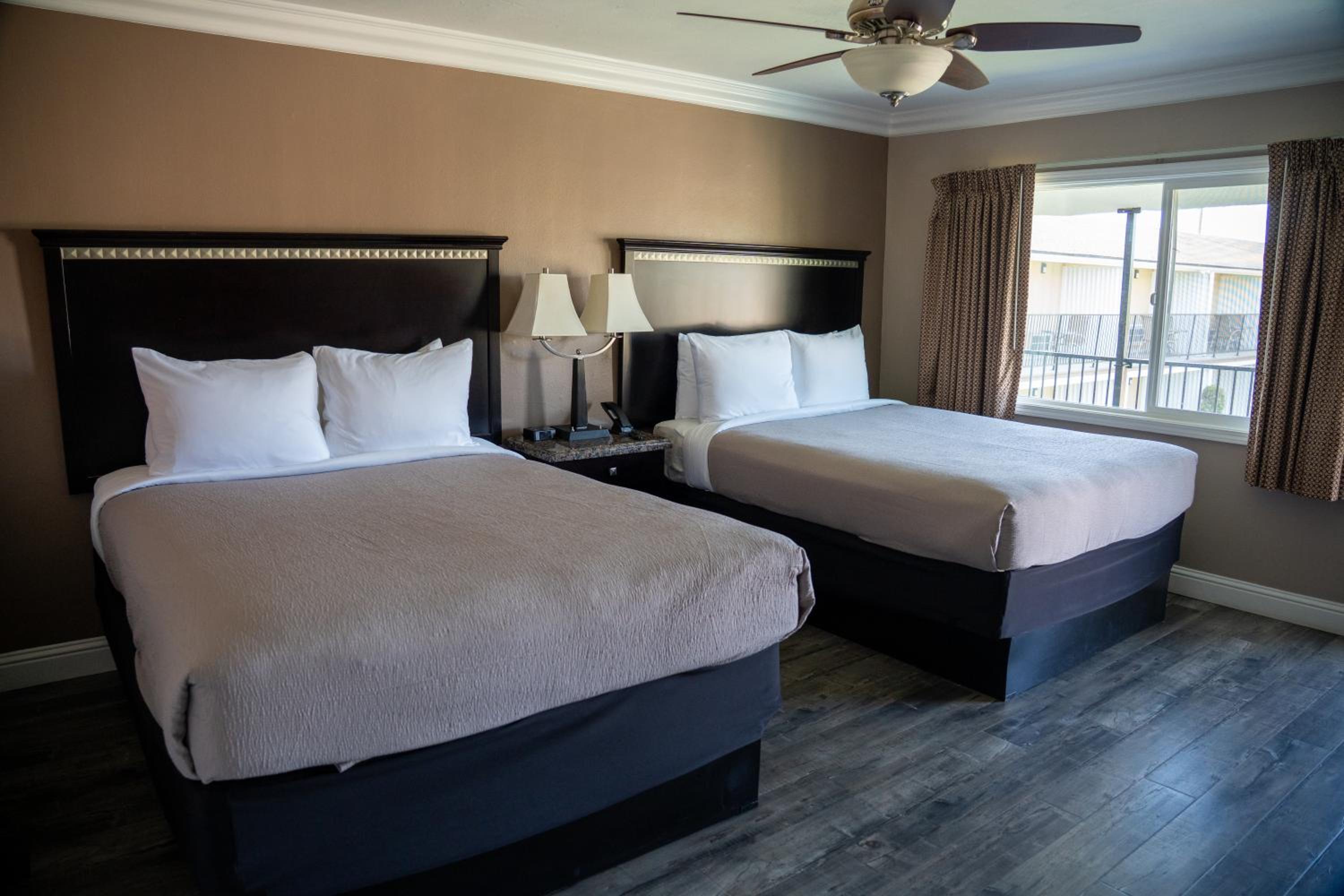 Queen Room with Two Queen Beds with Courtyard View photo 3
