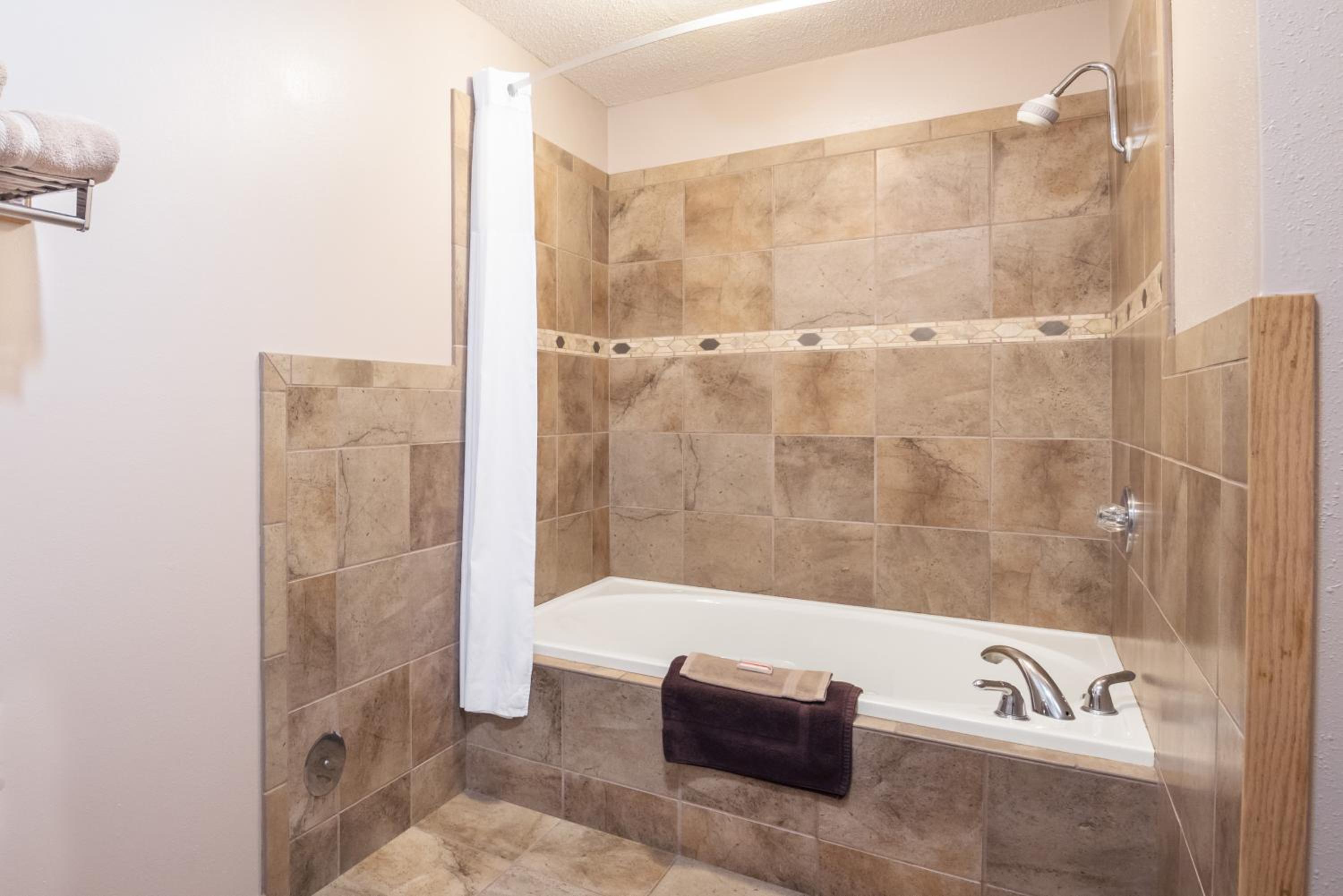 1 King Bed, Suite, Jetted Tub, Non-Smoking - Photo 2