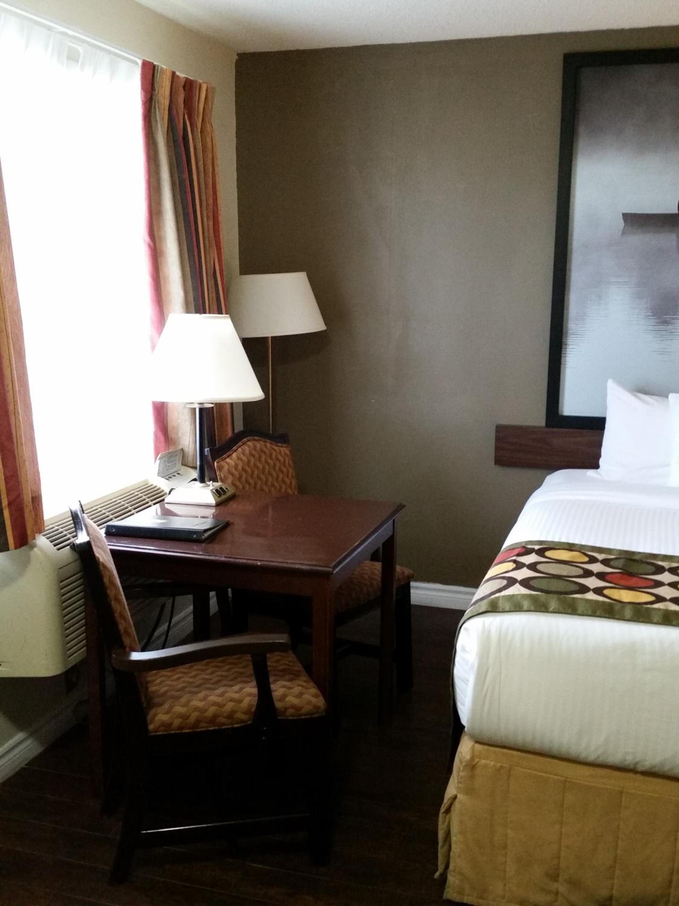 Queen Suite - Non-Smoking - Photo 5