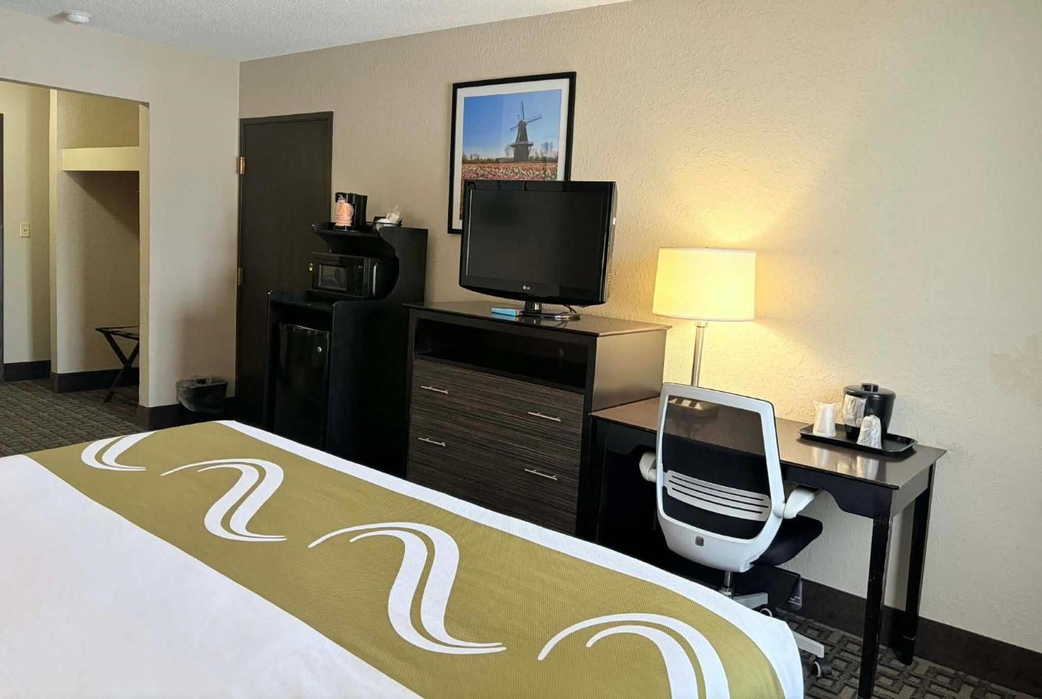 King Room with Mobility/Hearing Access and Roll-In Shower, Non-Smoking