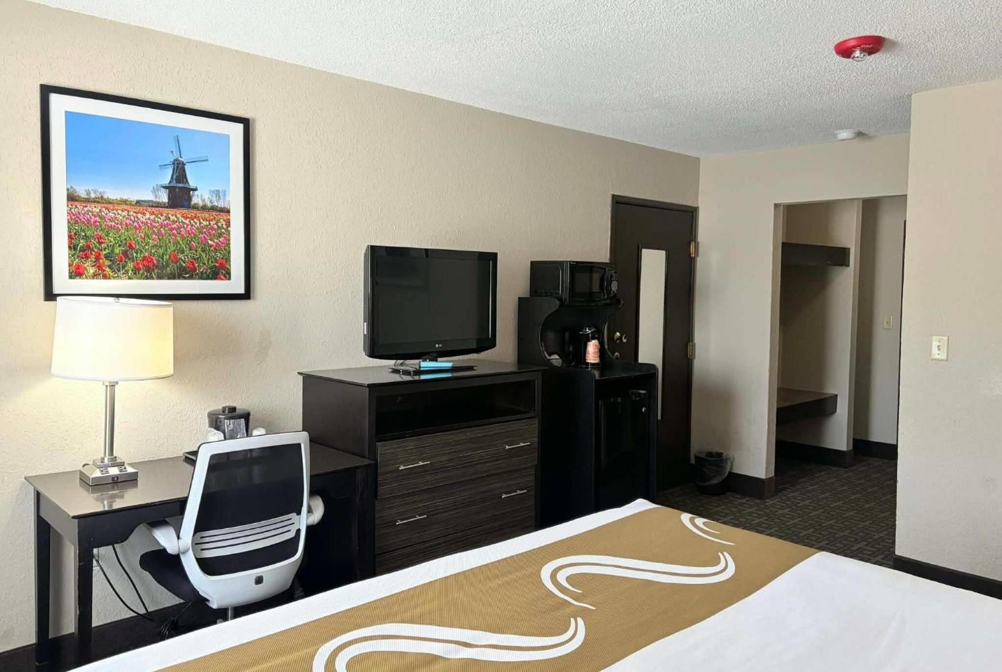 King Room with Tub and Grab Bars - Mobility/Hearing Accessible - Non-Smoking