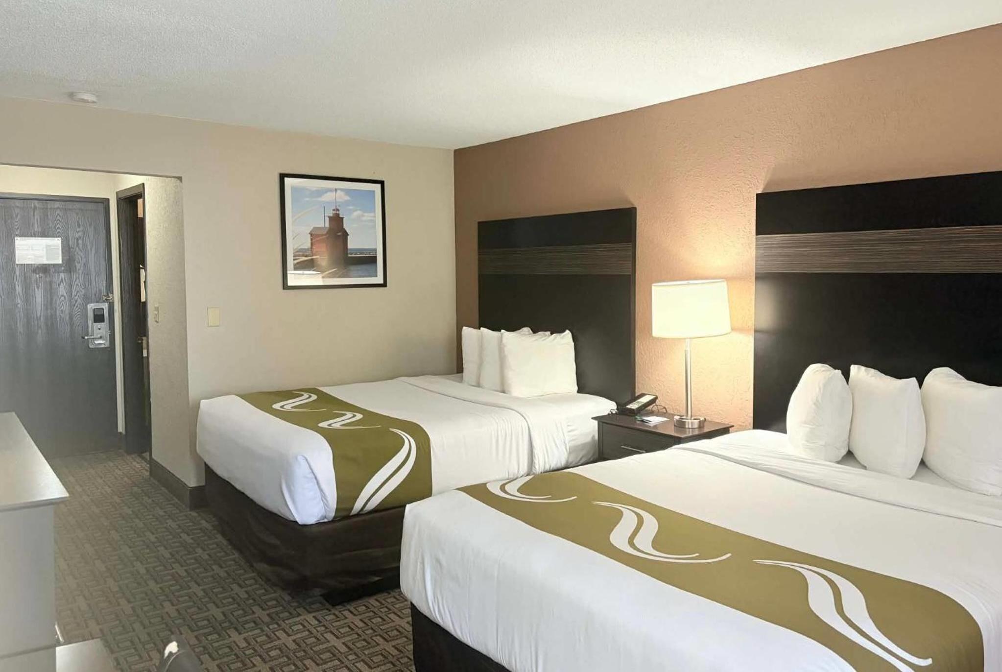 Queen Room with Two Queen Beds - Non-Smoking - Photo 2
