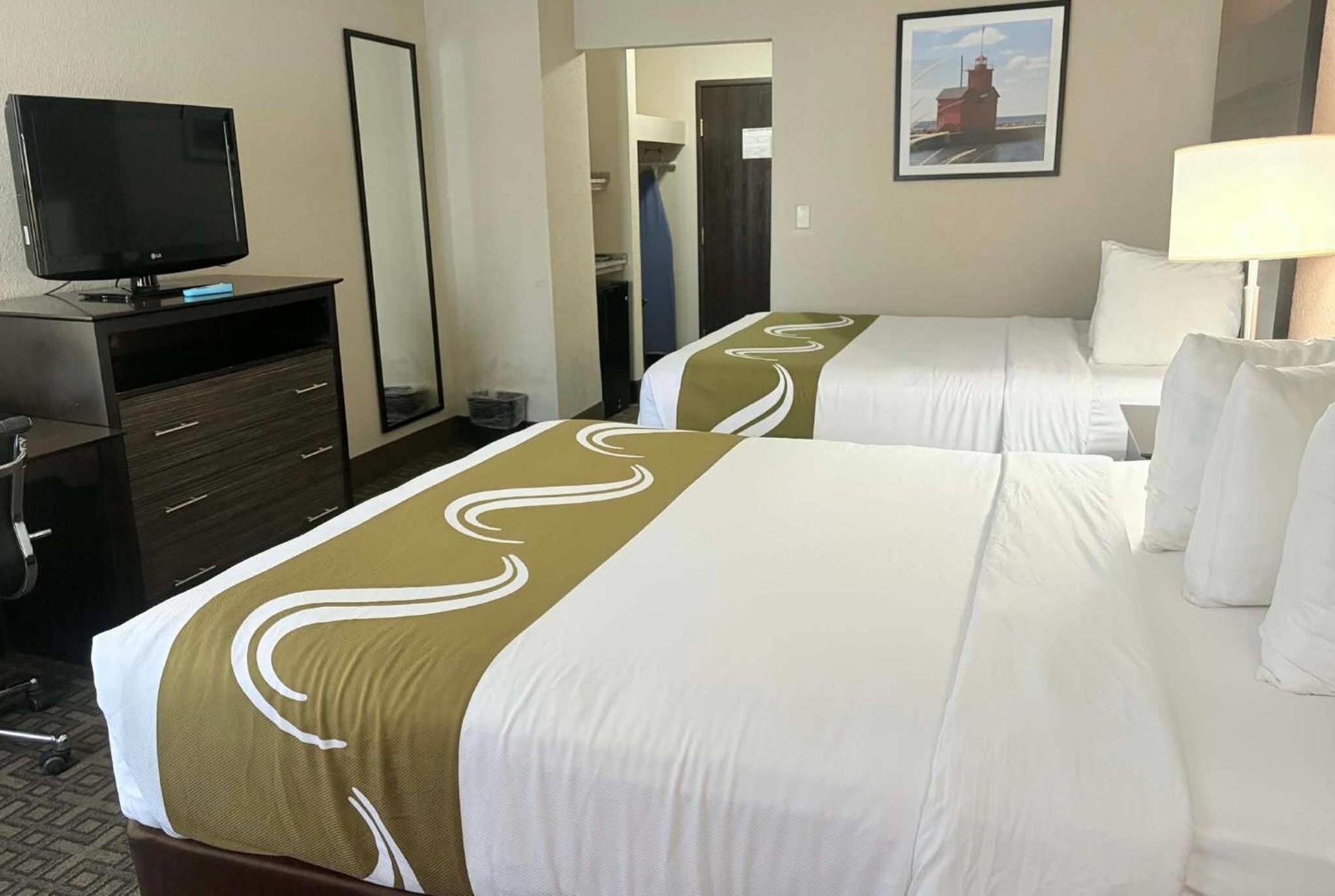 Queen Room with Two Queen Beds - Non-Smoking - Photo 3