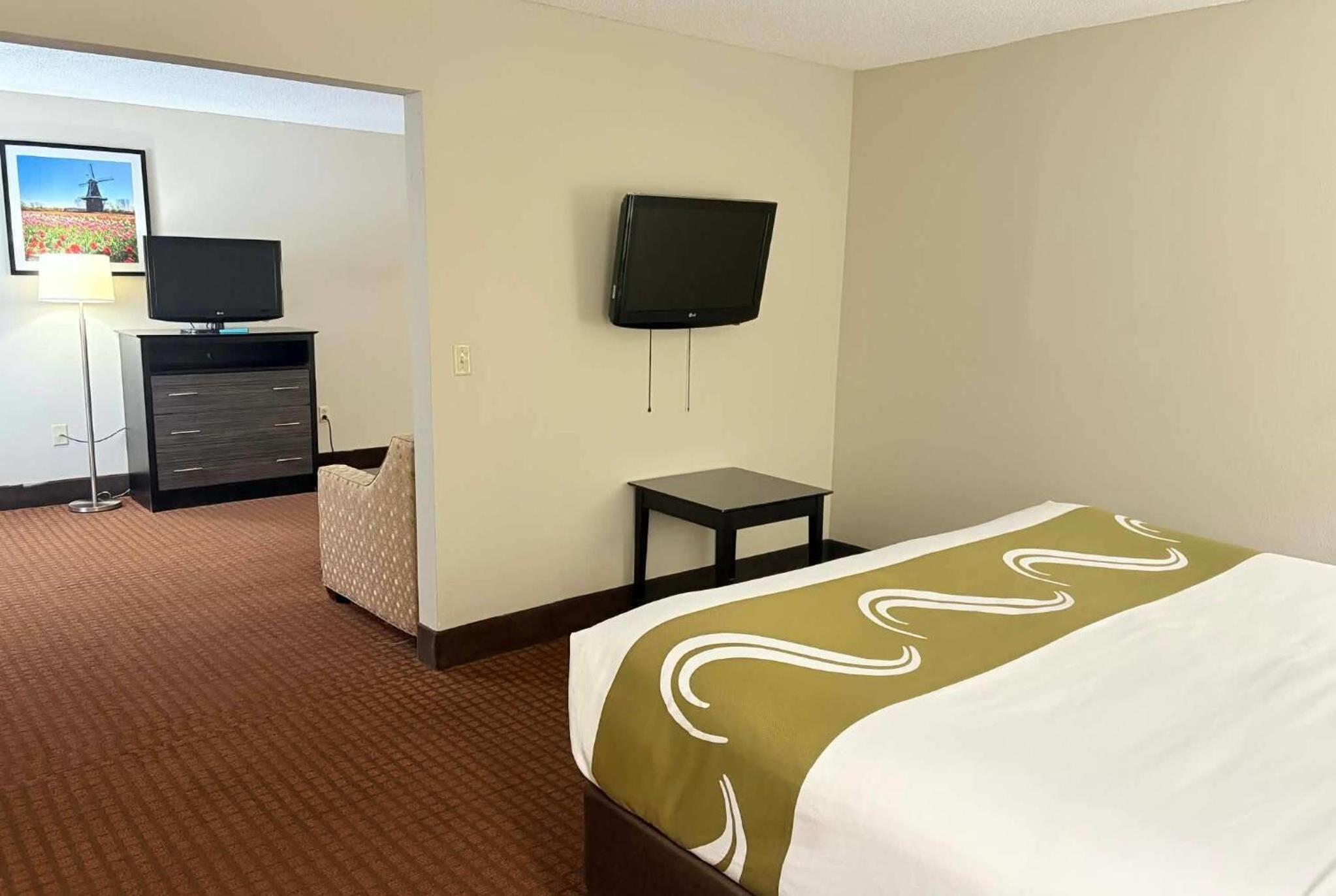 King Suite - Non-Smoking - Photo 2